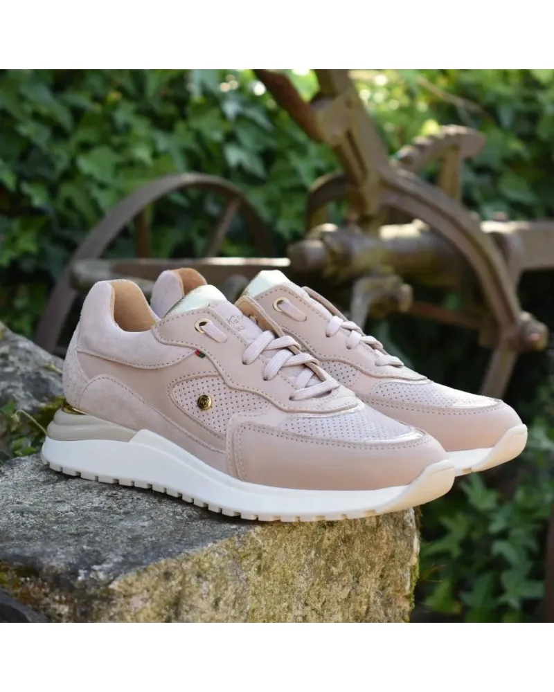 Deportivo de piel color rosa