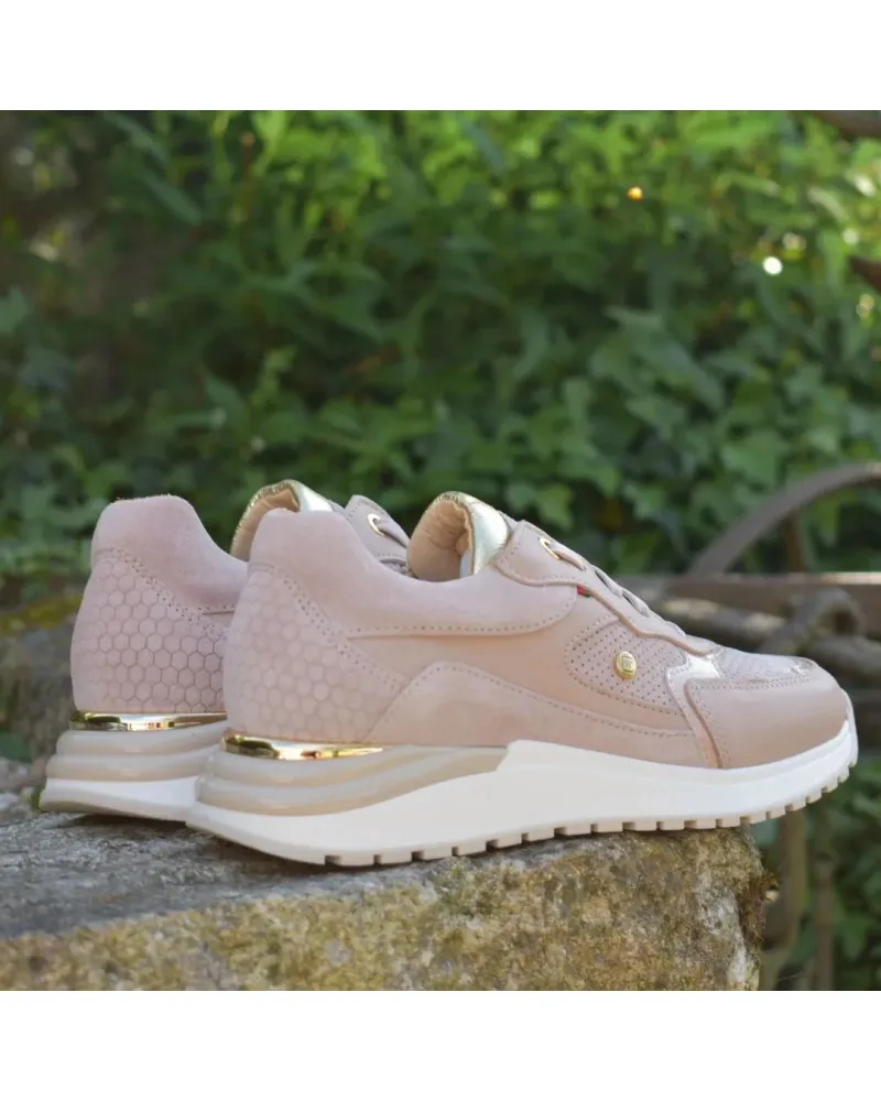 Deportivo de piel color rosa
