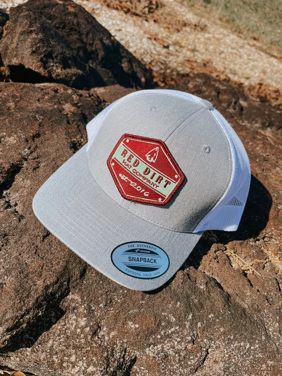 GORRA CON PUNTA DE FLECHA DE RED DIRT HAT CO.