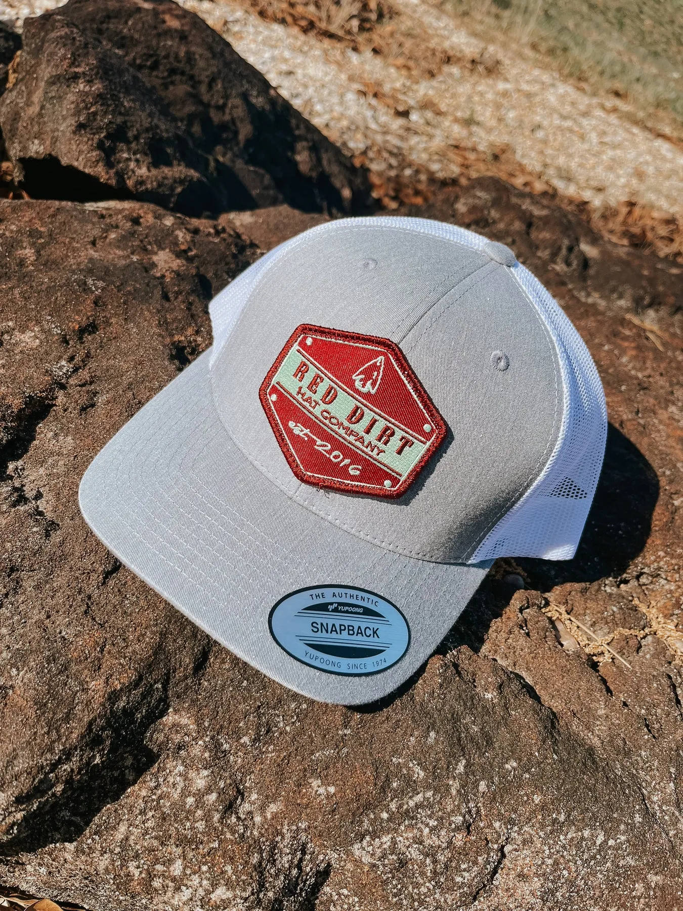 GORRA CON PUNTA DE FLECHA DE RED DIRT HAT CO.