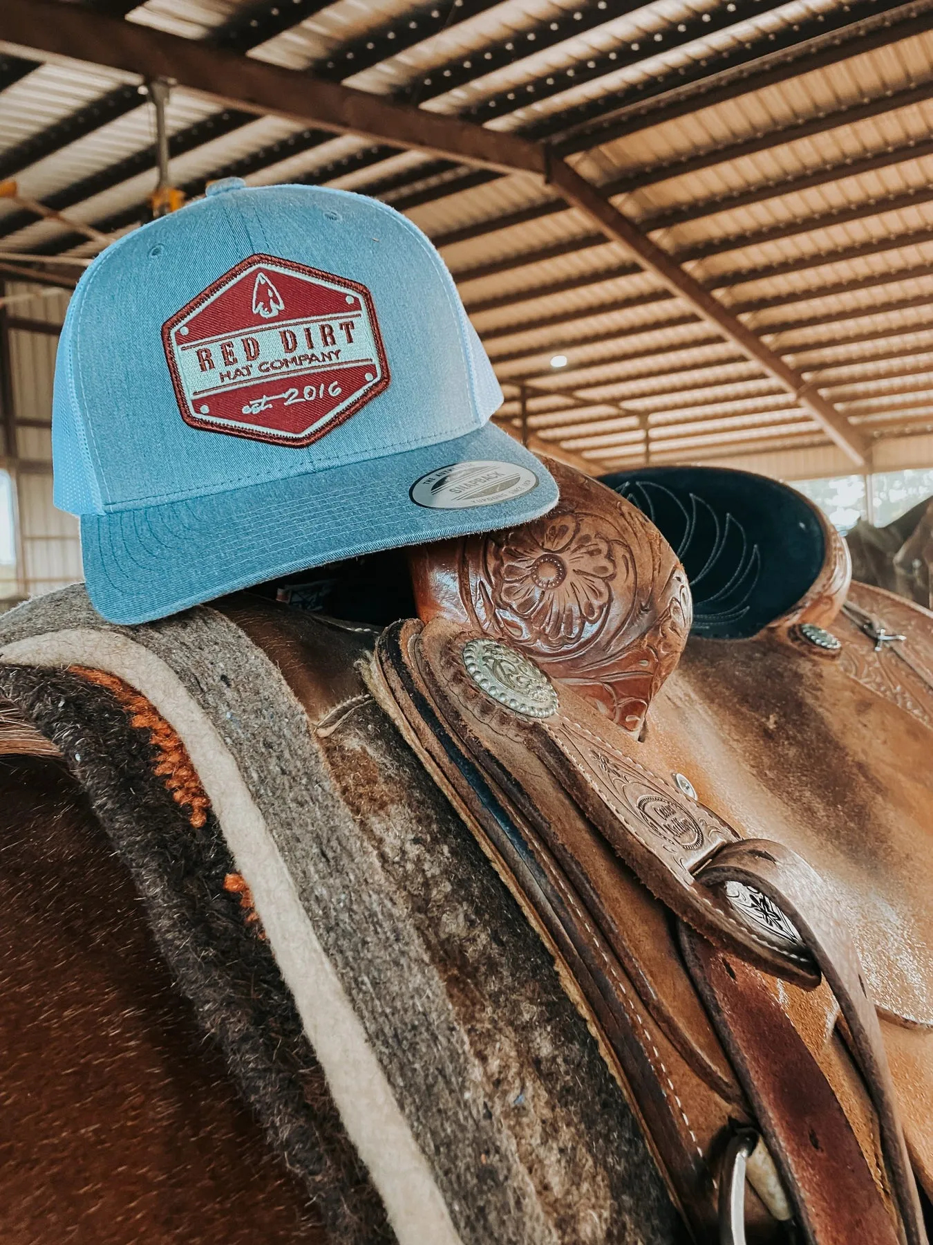 GORRA CON PUNTA DE FLECHA DE RED DIRT HAT CO.