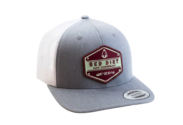 GORRA CON PUNTA DE FLECHA DE RED DIRT HAT CO.