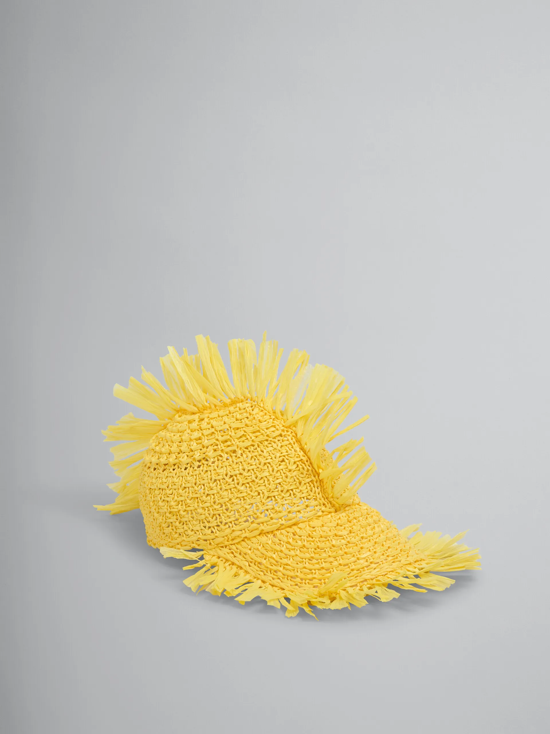 Gorra de béisbol en tejido amarillo efecto rafia