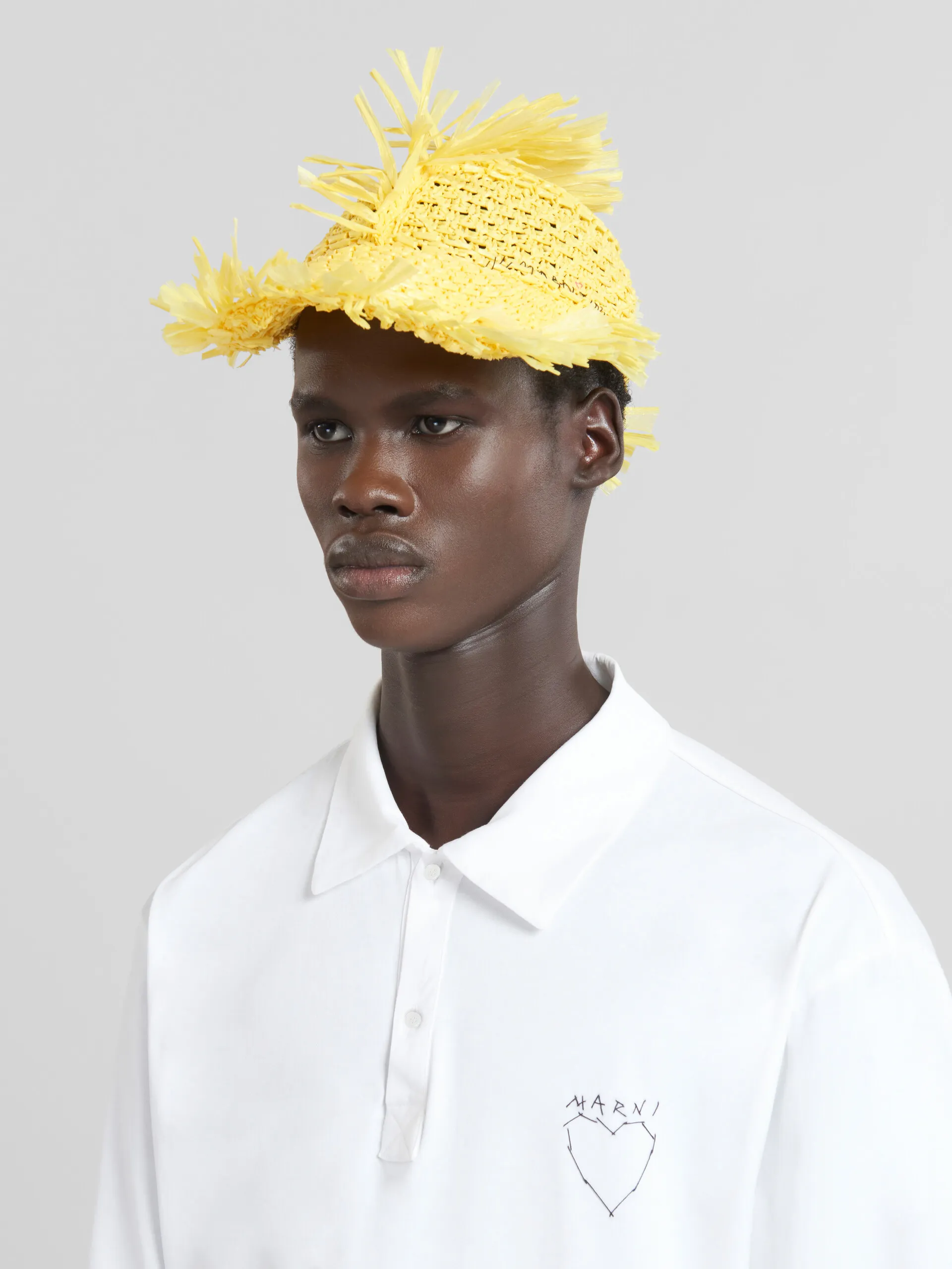 Gorra de béisbol en tejido amarillo efecto rafia