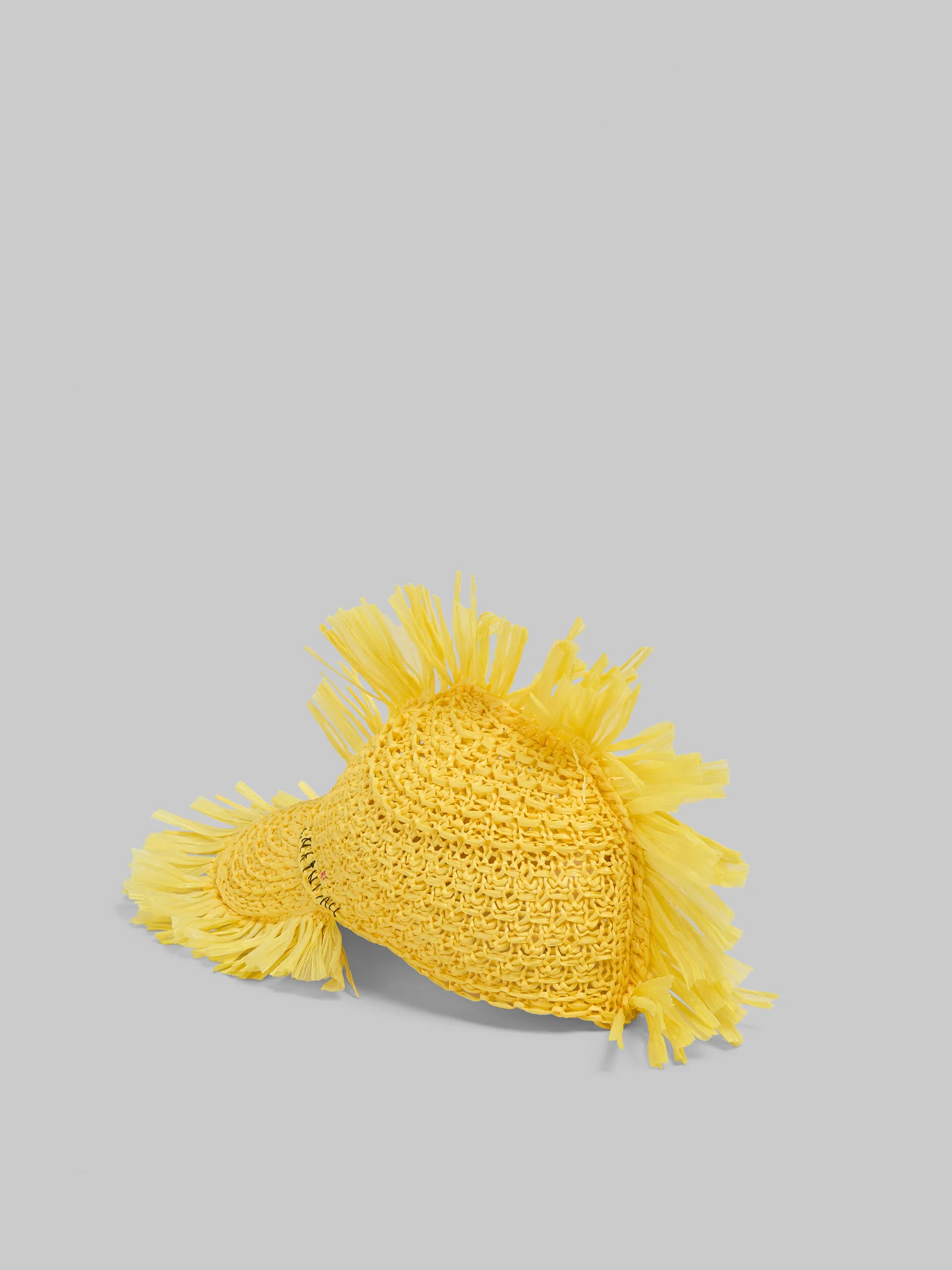 Gorra de béisbol en tejido amarillo efecto rafia