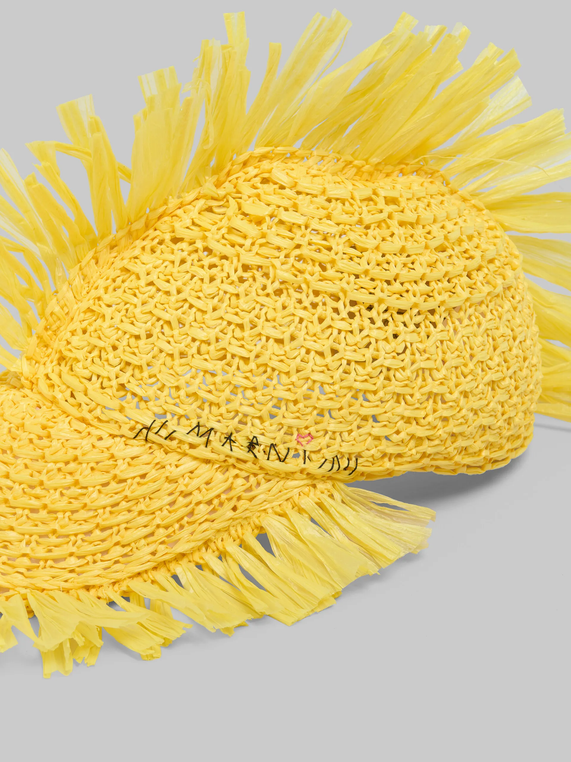 Gorra de béisbol en tejido amarillo efecto rafia