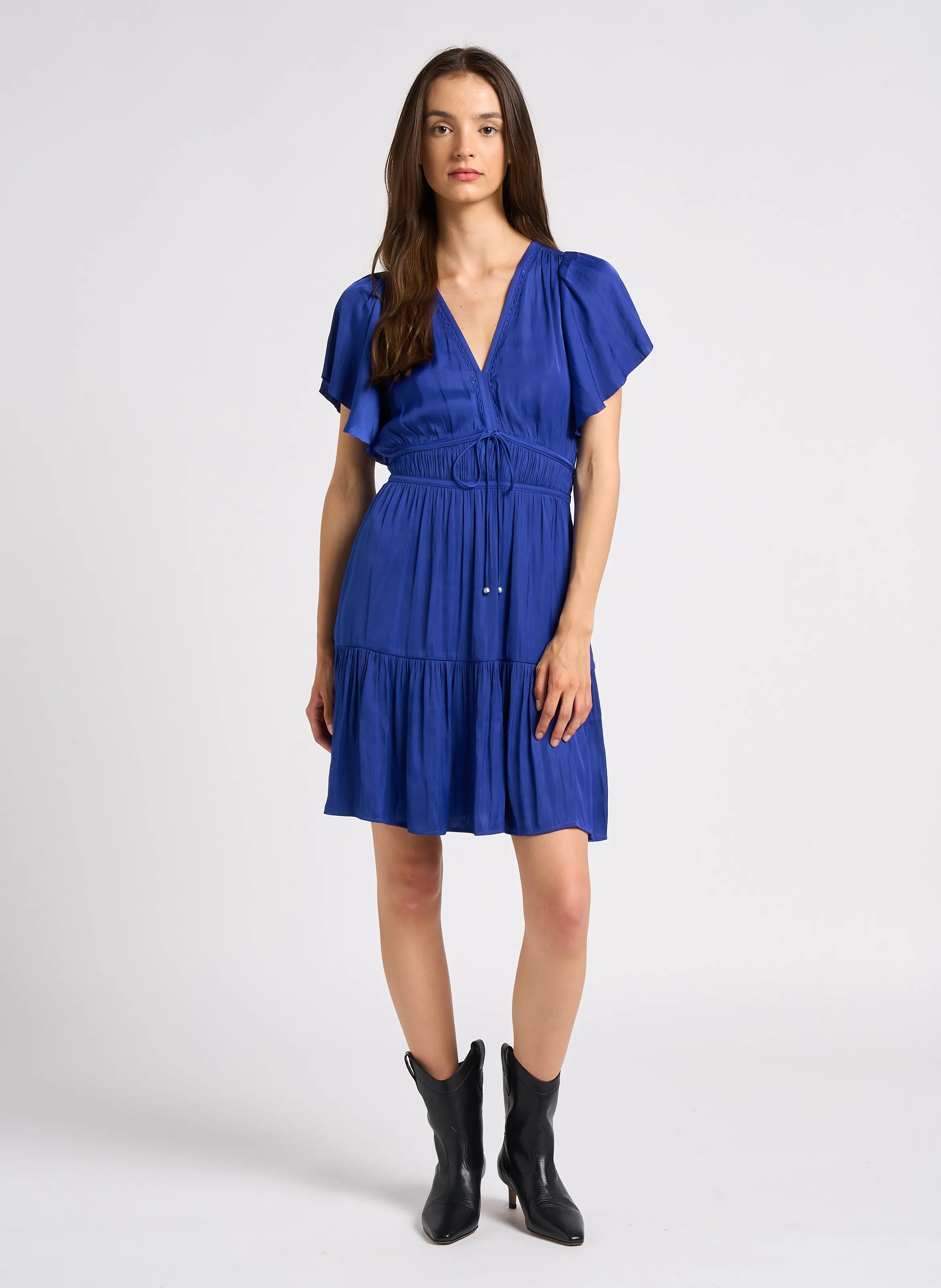 IKKS Vestido corto acampanado de satén con escote en V en azul