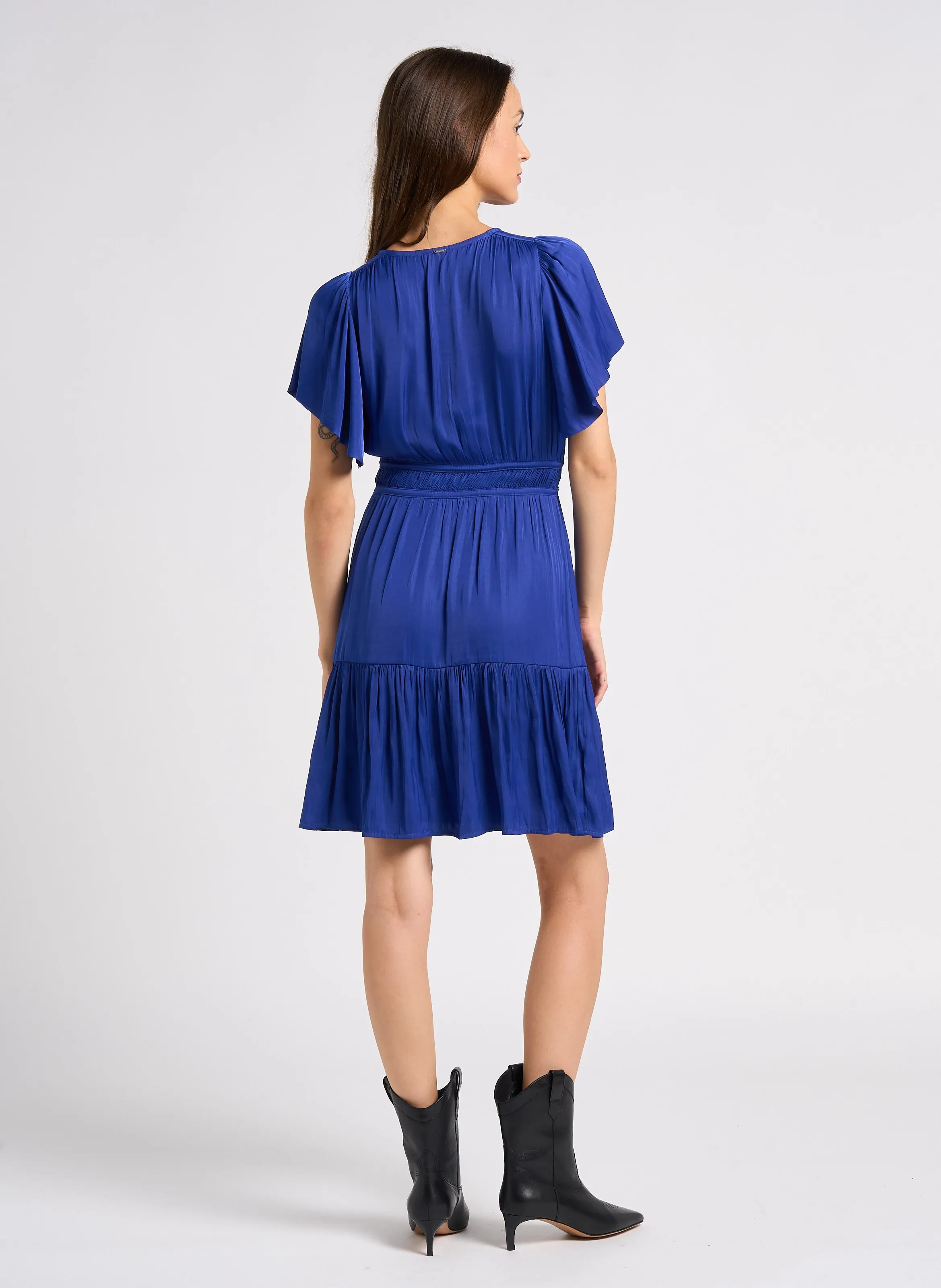 IKKS Vestido corto acampanado de satén con escote en V en azul
