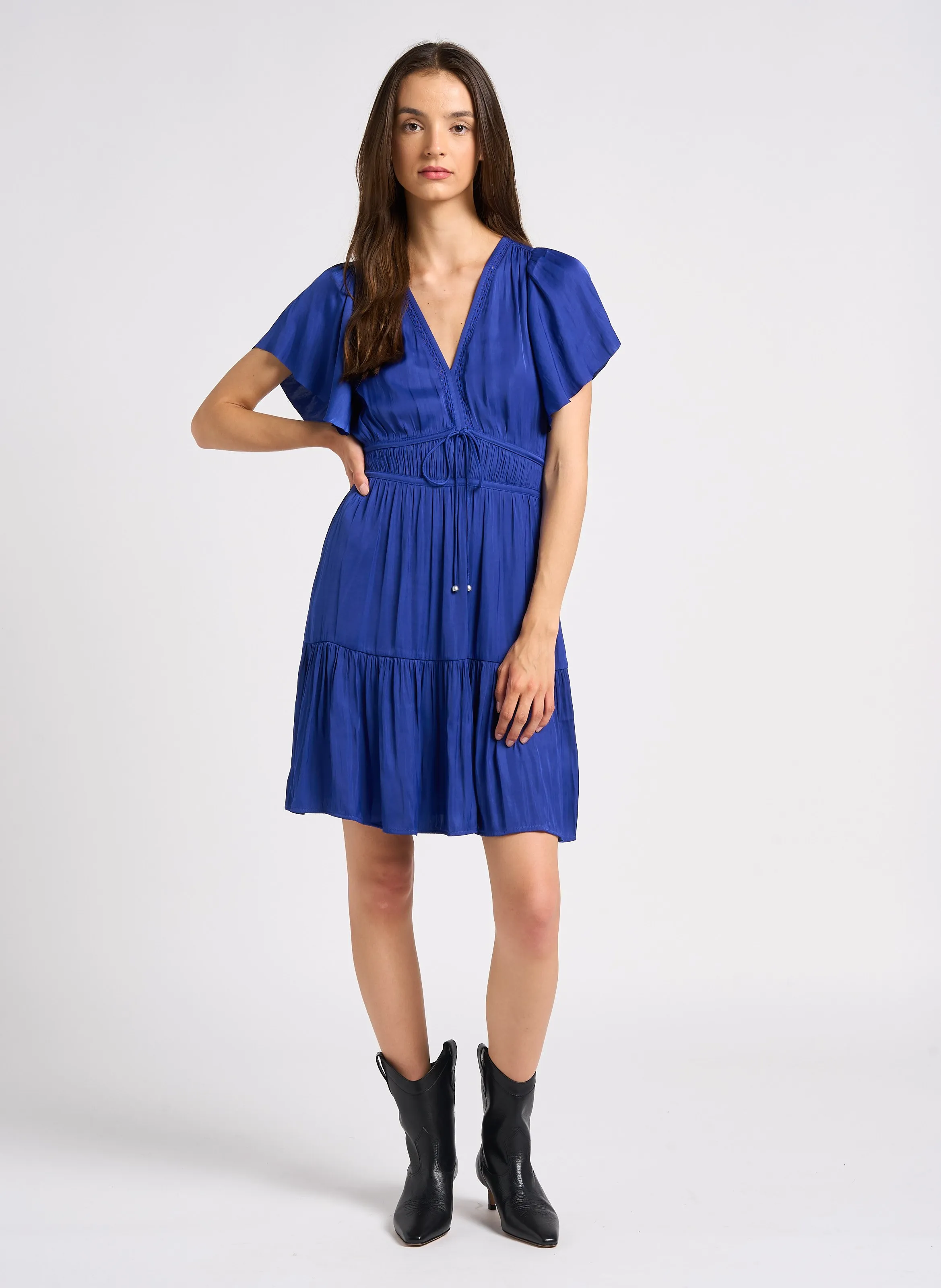 IKKS Vestido corto acampanado de satén con escote en V en azul