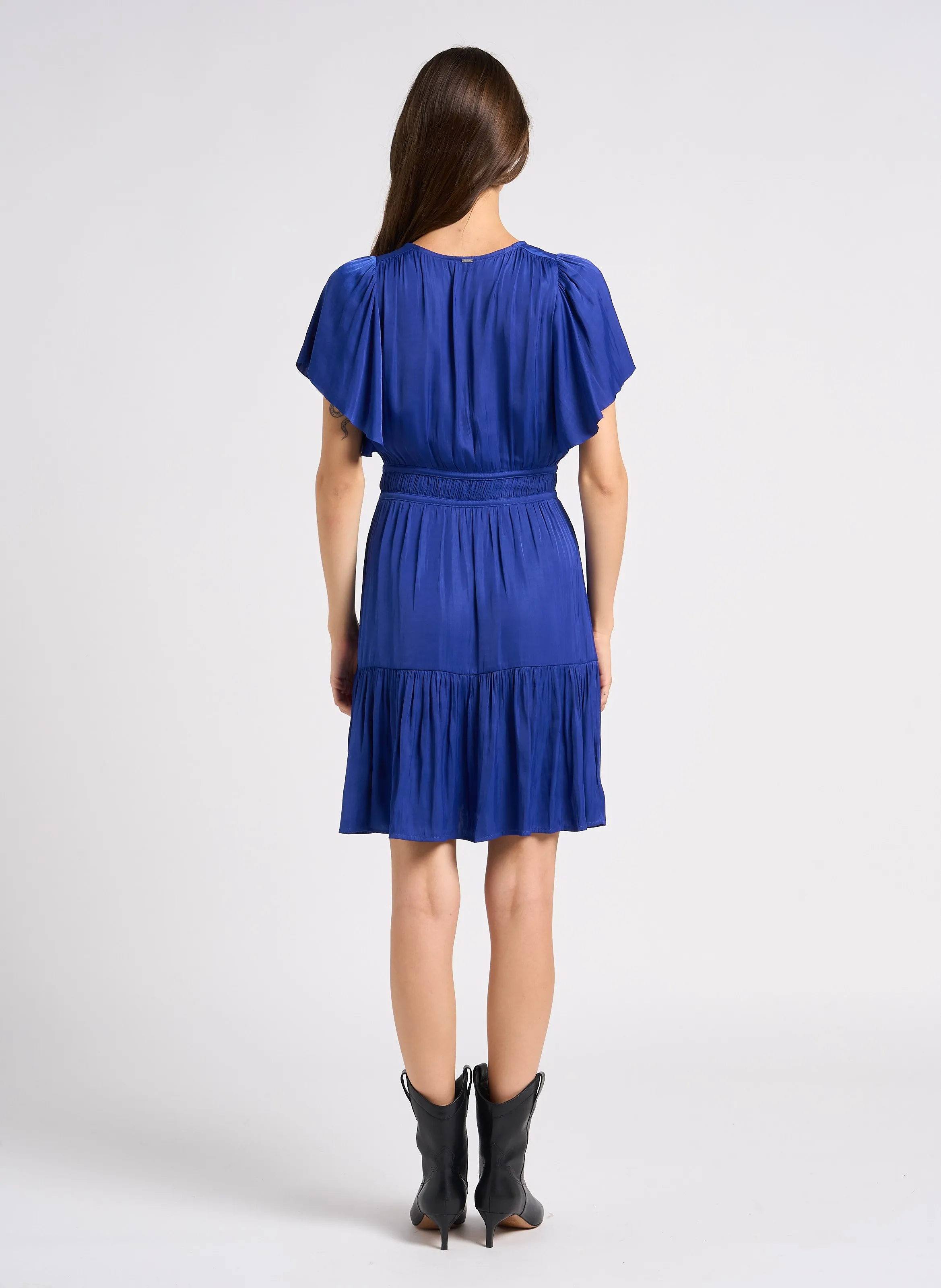 IKKS Vestido corto acampanado de satén con escote en V en azul