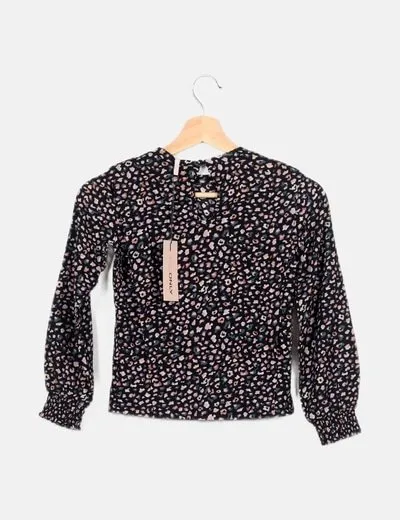 KIDS ONLY Blusa negra estampado floral detalle volantes