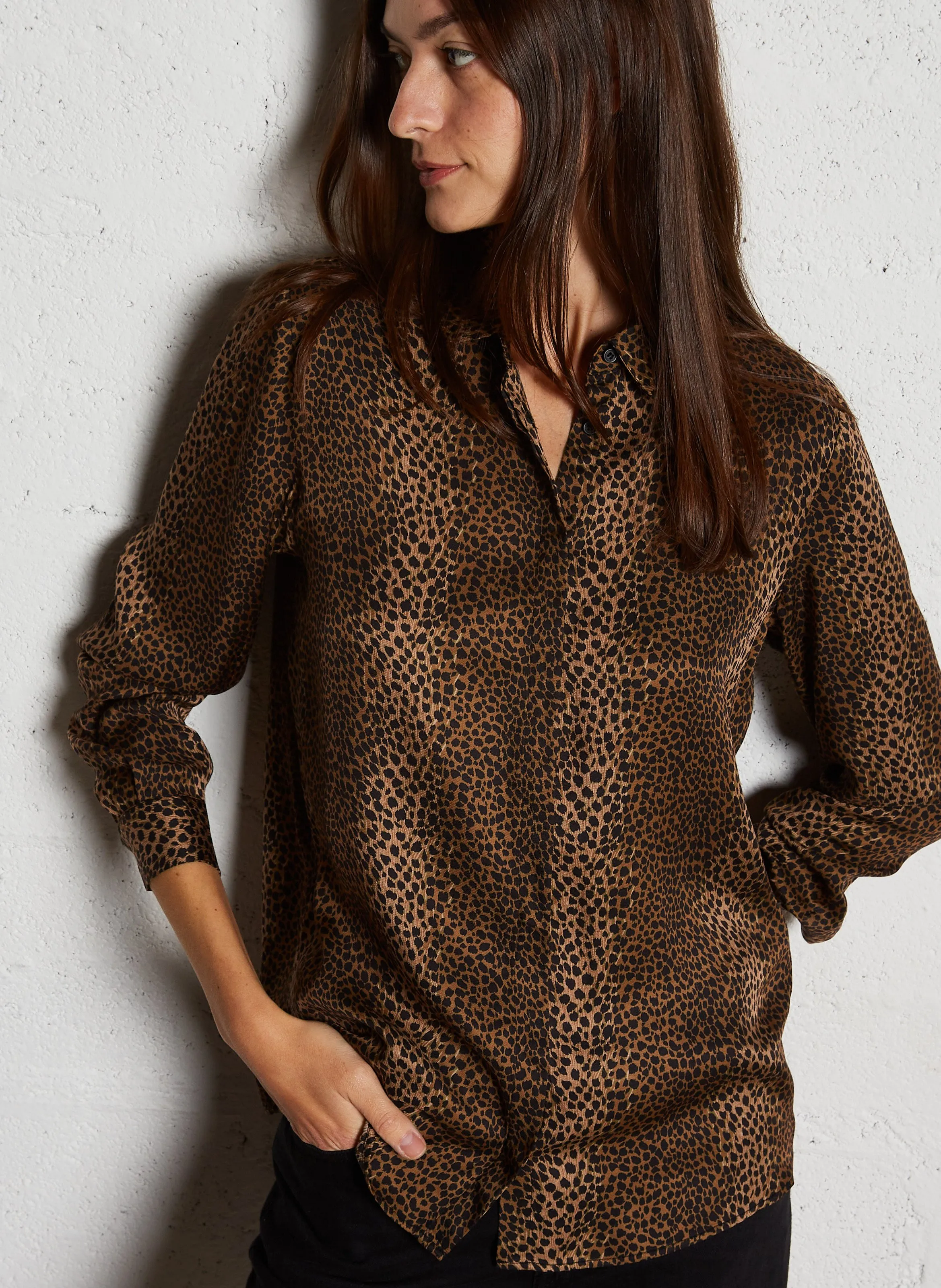 MAISON 123 CARLA  CAMISA CON ESTAMPADO DE LEOPARDO Y CUELLO CLáSICO EN BEIGE