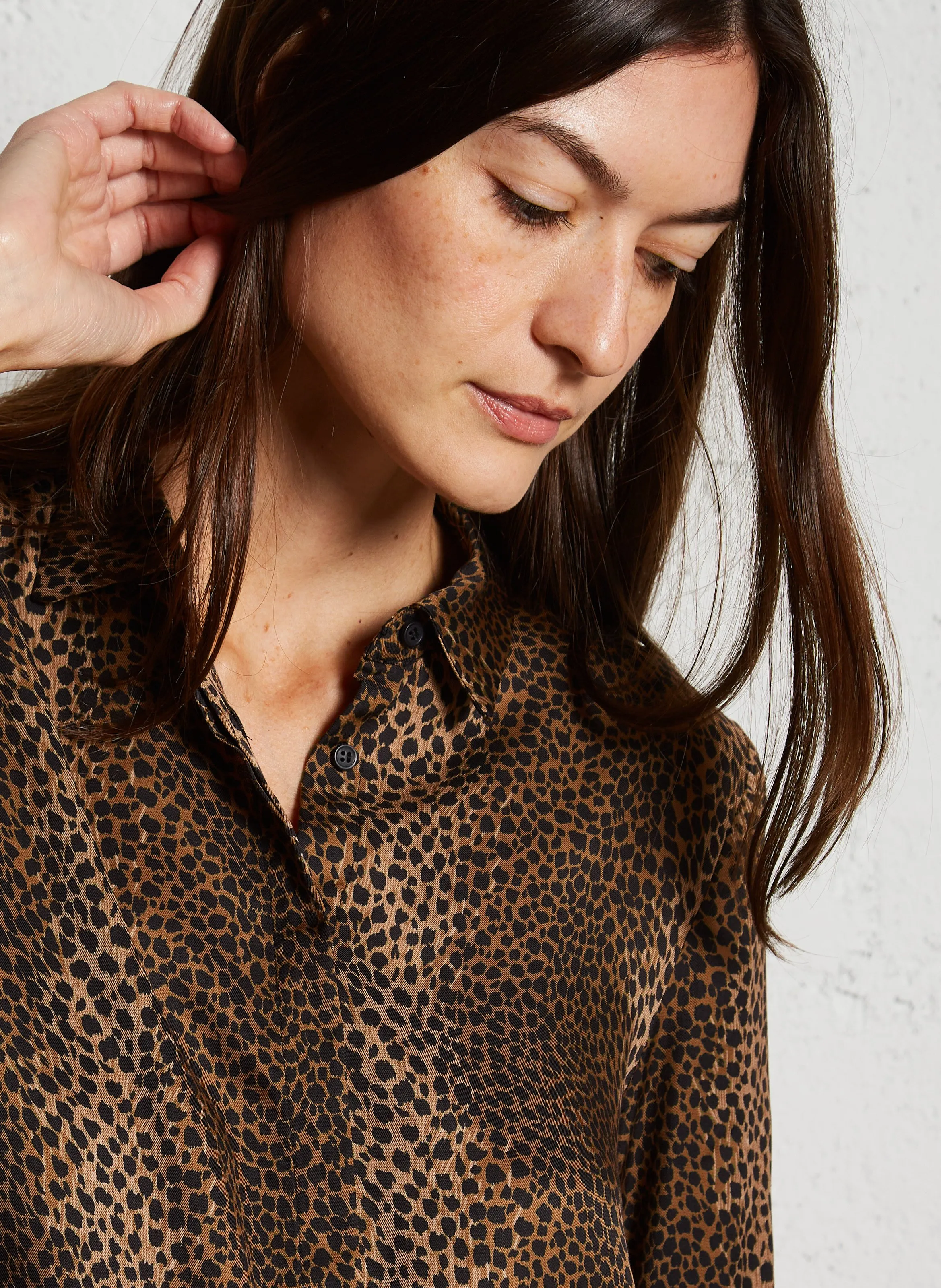 MAISON 123 CARLA  CAMISA CON ESTAMPADO DE LEOPARDO Y CUELLO CLáSICO EN BEIGE