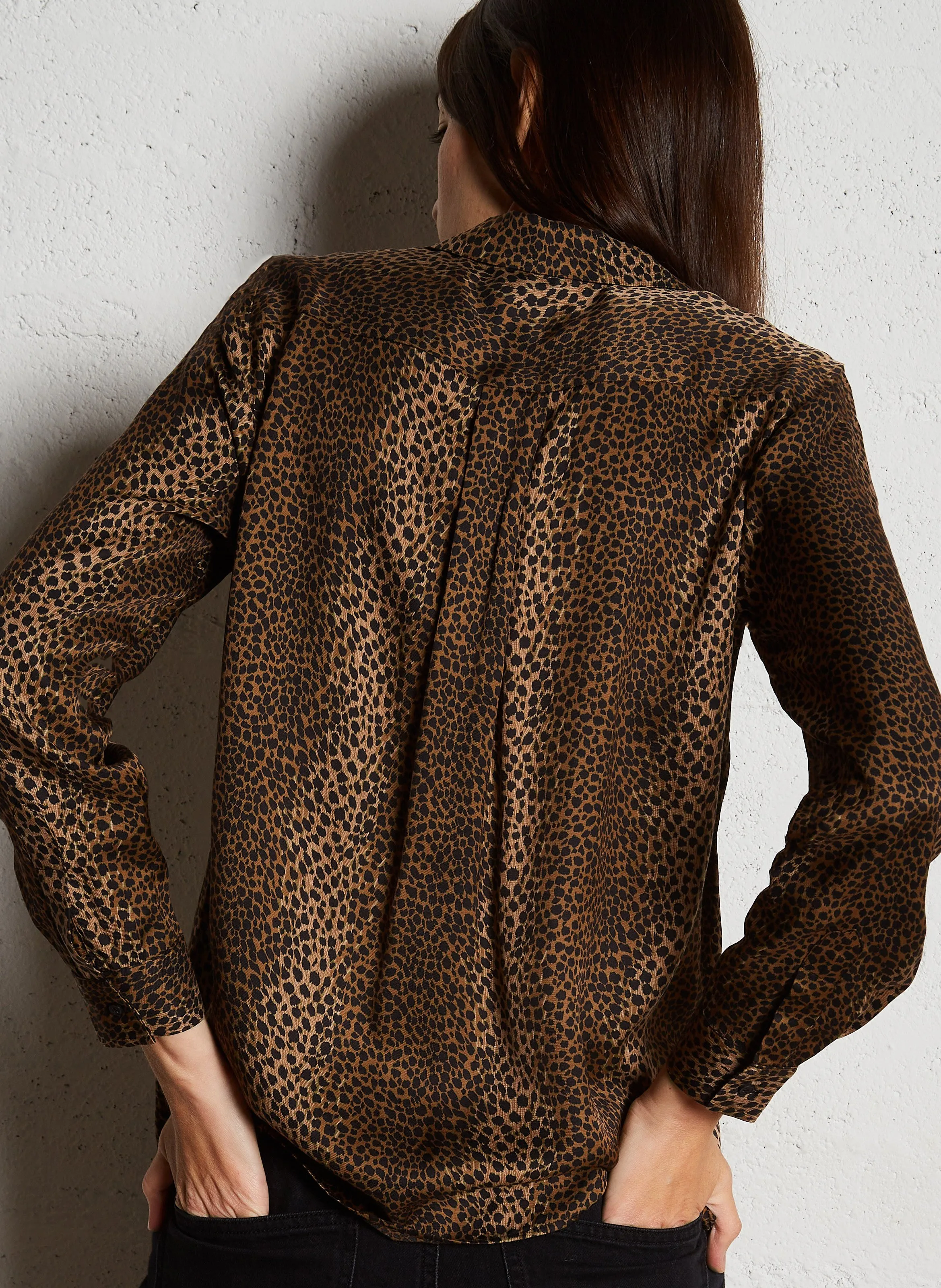MAISON 123 CARLA  CAMISA CON ESTAMPADO DE LEOPARDO Y CUELLO CLáSICO EN BEIGE
