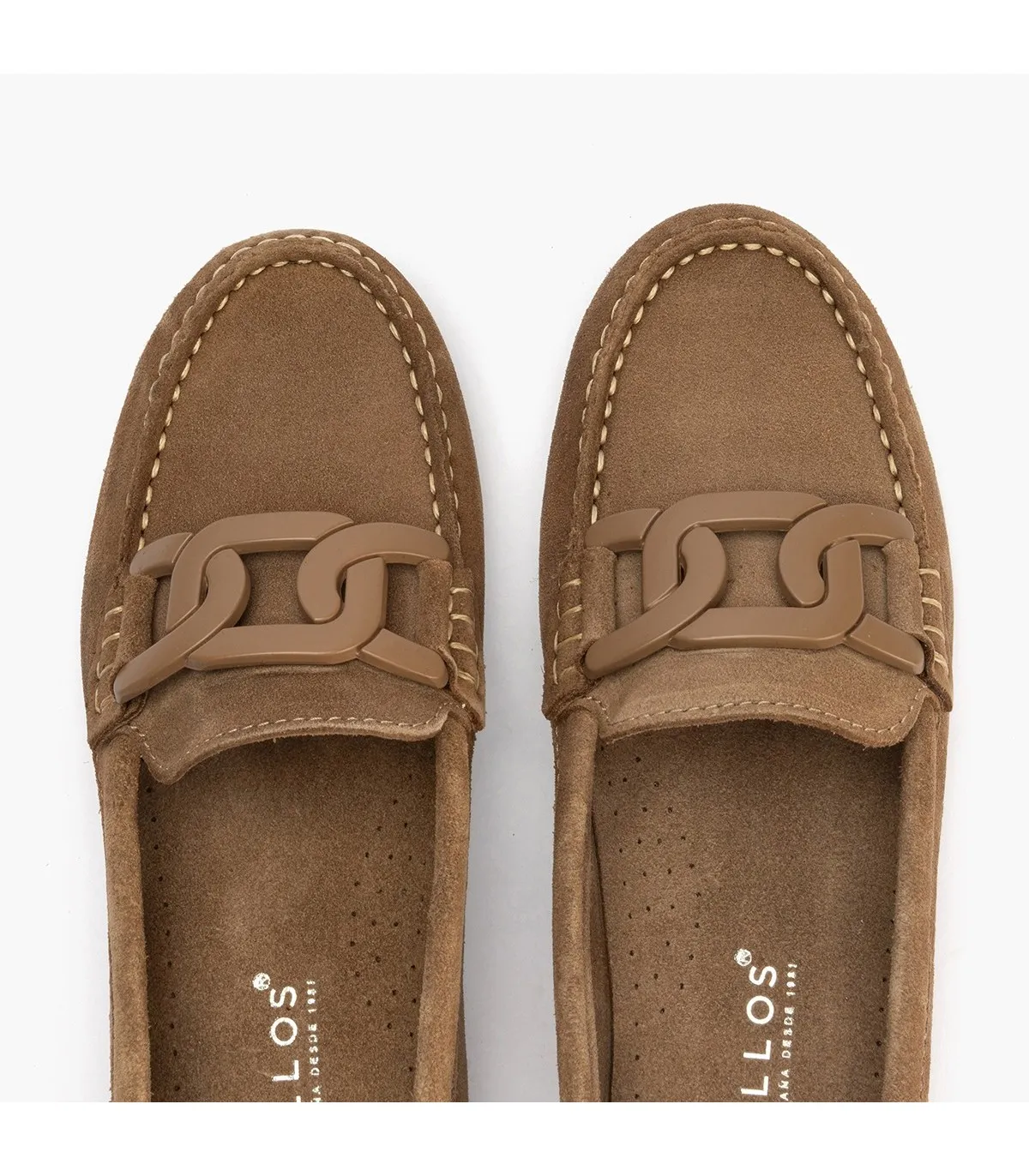 Mocasines de mujer en ante con adorno eslabón y suela de go