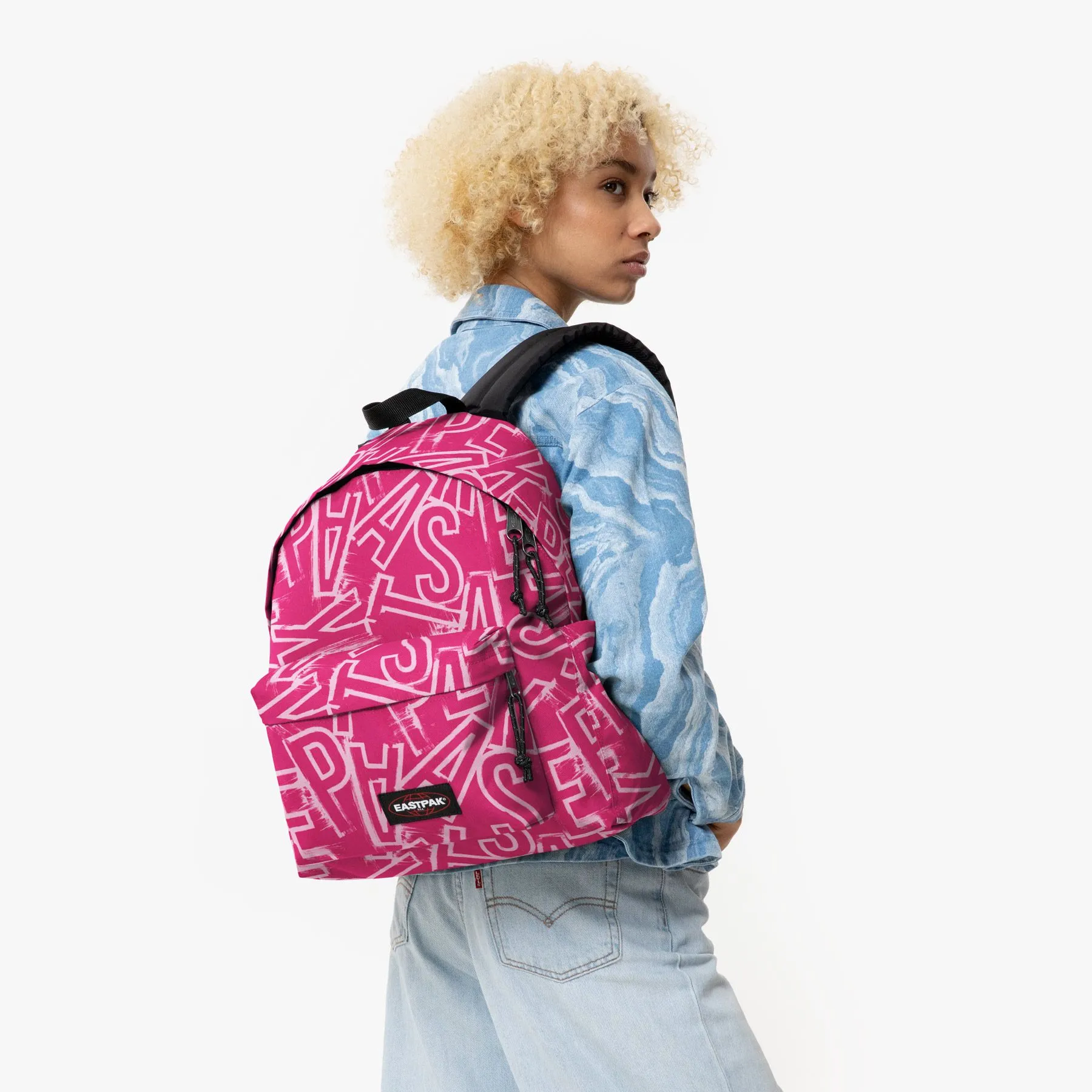 MOCHILA EASTPAK DAY PAK’R EK0A5BG42O2 24 L CON BOLSILLO ORDENADOR EP LETTERROSA ESTAMPADA