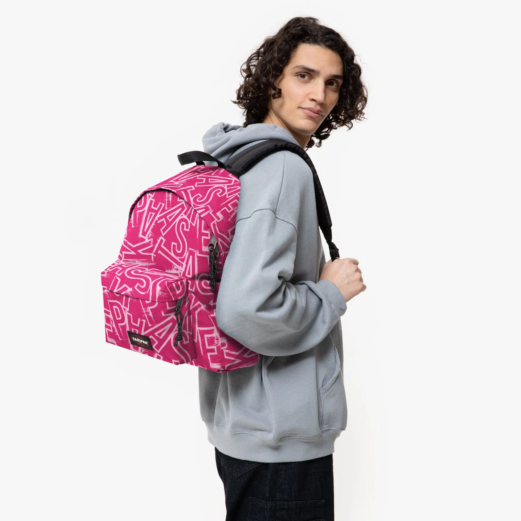 MOCHILA EASTPAK DAY PAK’R EK0A5BG42O2 24 L CON BOLSILLO ORDENADOR EP LETTERROSA ESTAMPADA