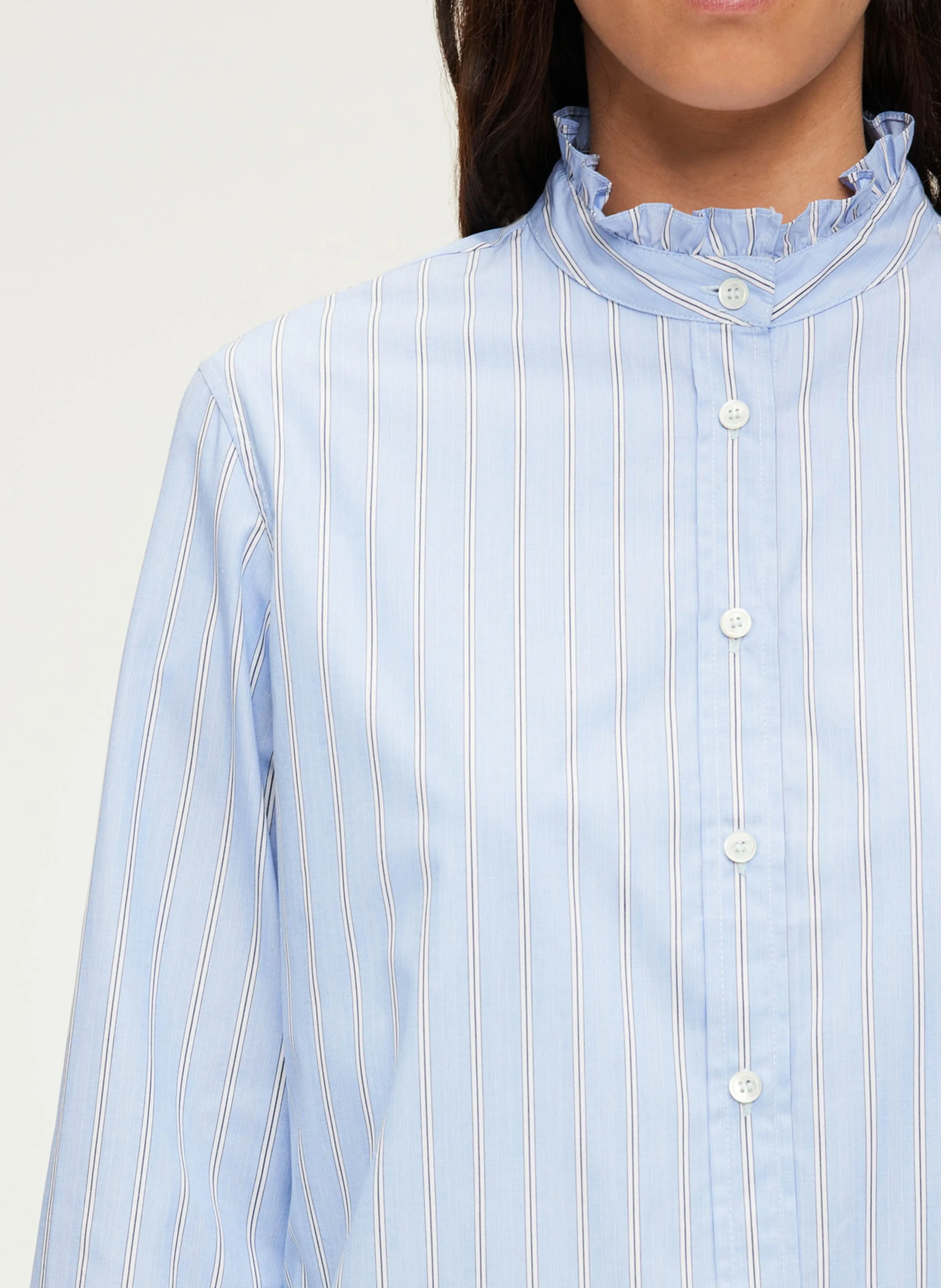 PABLO BAIDY  CAMISA DE RAYAS CON VOLANTES CHAMALLOW EN AZUL