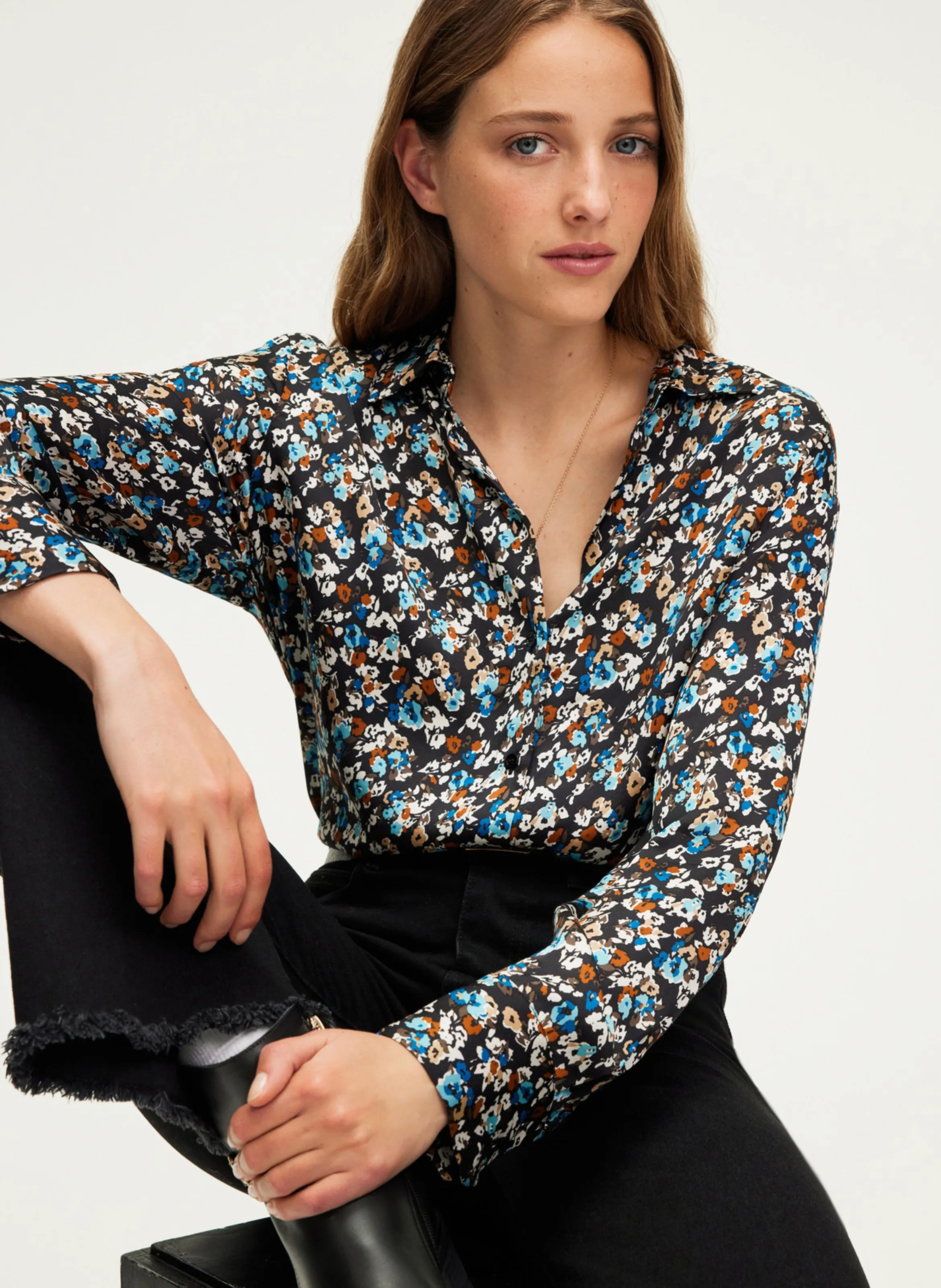 PABLO BERNICE  CAMISA DE SATéN CON ESTAMPADO FLORAL EN NEGRO