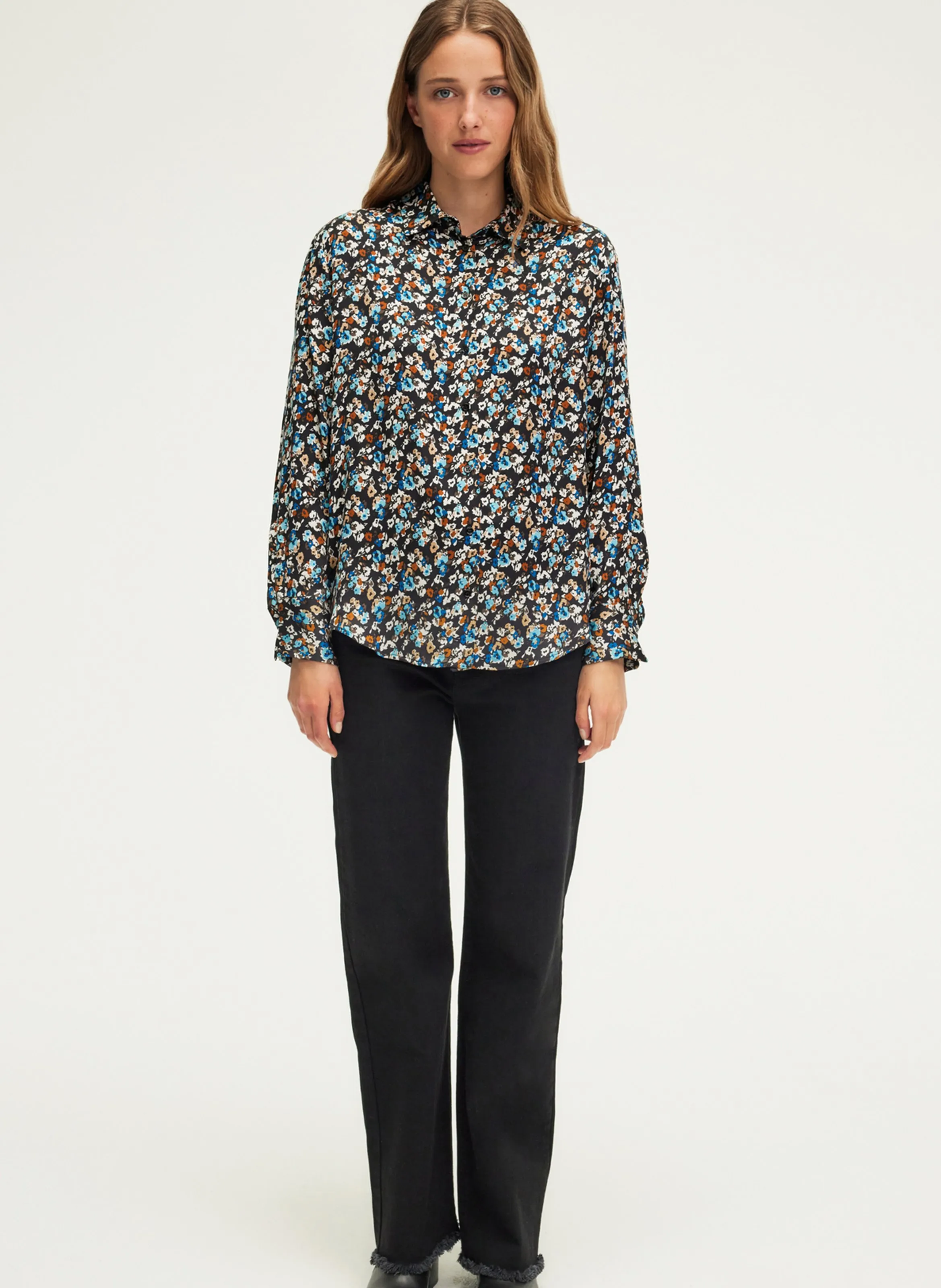 PABLO BERNICE  CAMISA DE SATéN CON ESTAMPADO FLORAL EN NEGRO