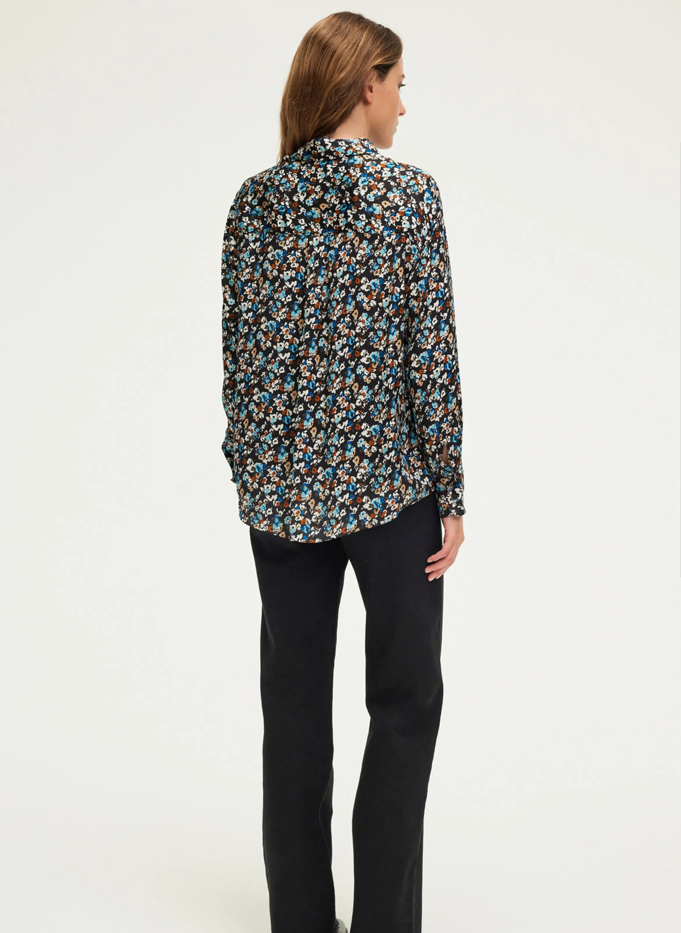 PABLO BERNICE  CAMISA DE SATéN CON ESTAMPADO FLORAL EN NEGRO