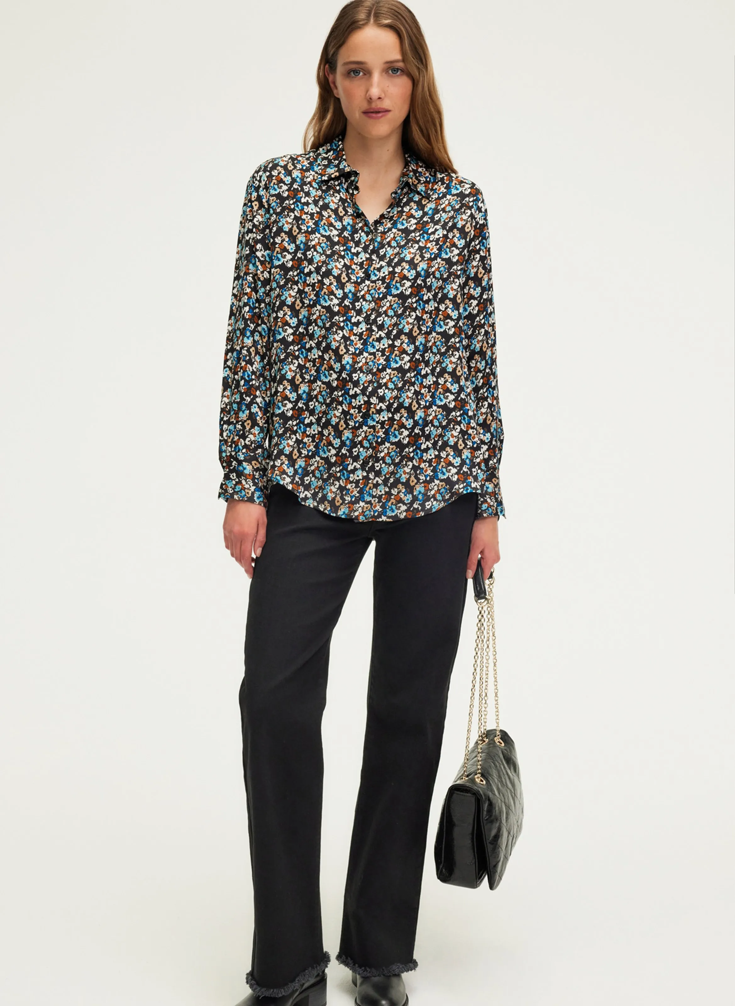 PABLO BERNICE  CAMISA DE SATéN CON ESTAMPADO FLORAL EN NEGRO