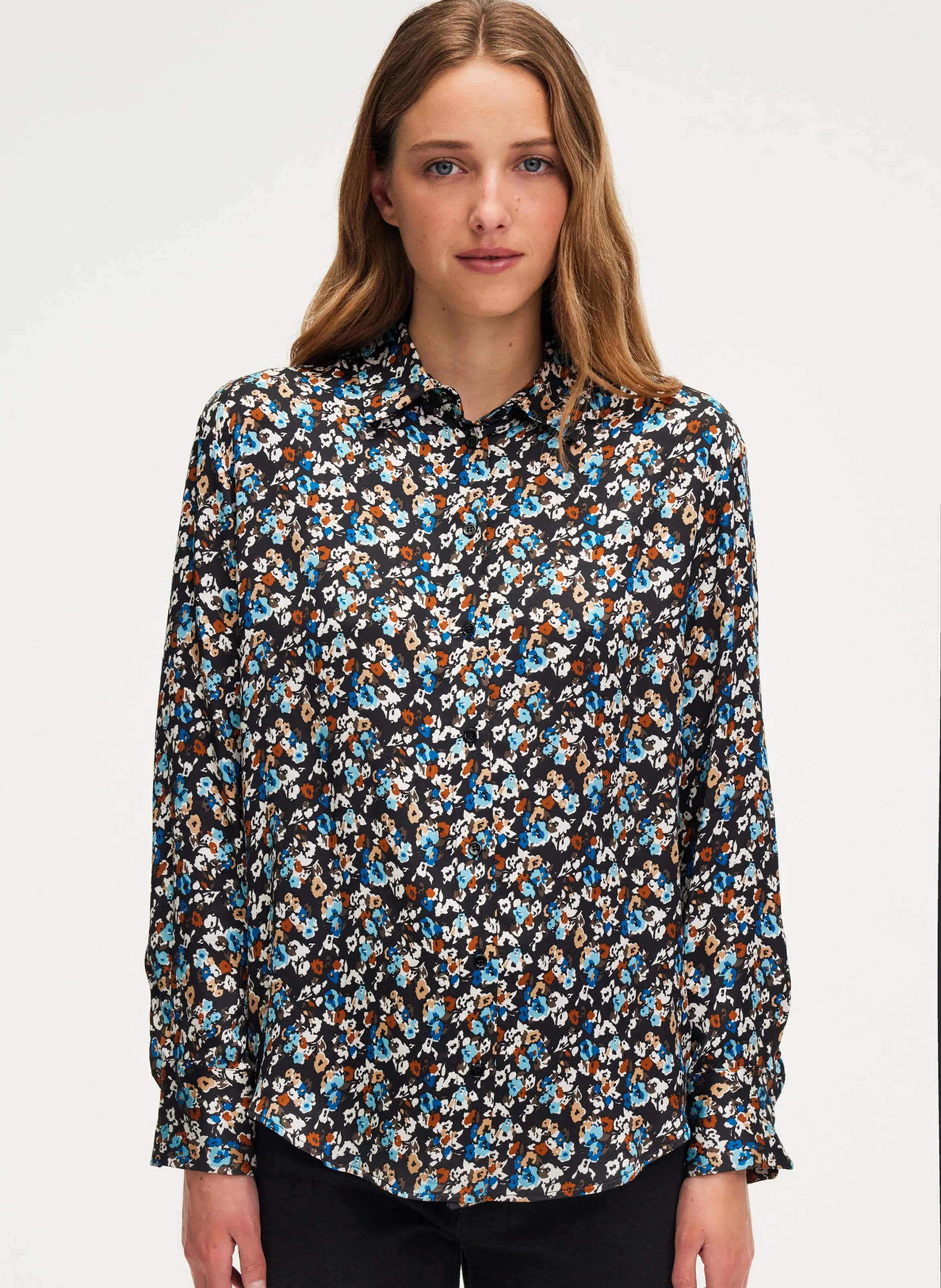 PABLO BERNICE  CAMISA DE SATéN CON ESTAMPADO FLORAL EN NEGRO