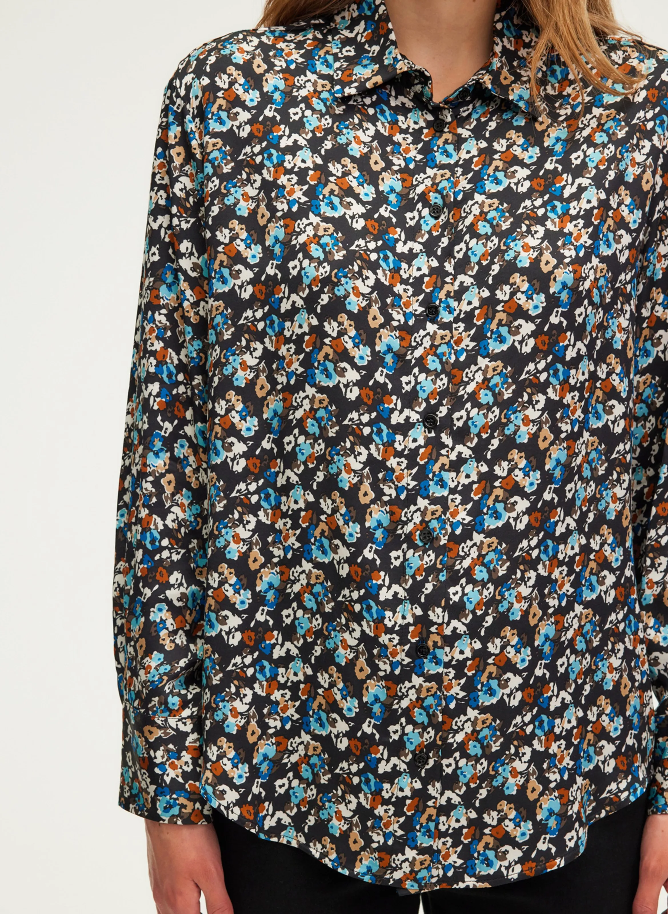 PABLO BERNICE  CAMISA DE SATéN CON ESTAMPADO FLORAL EN NEGRO