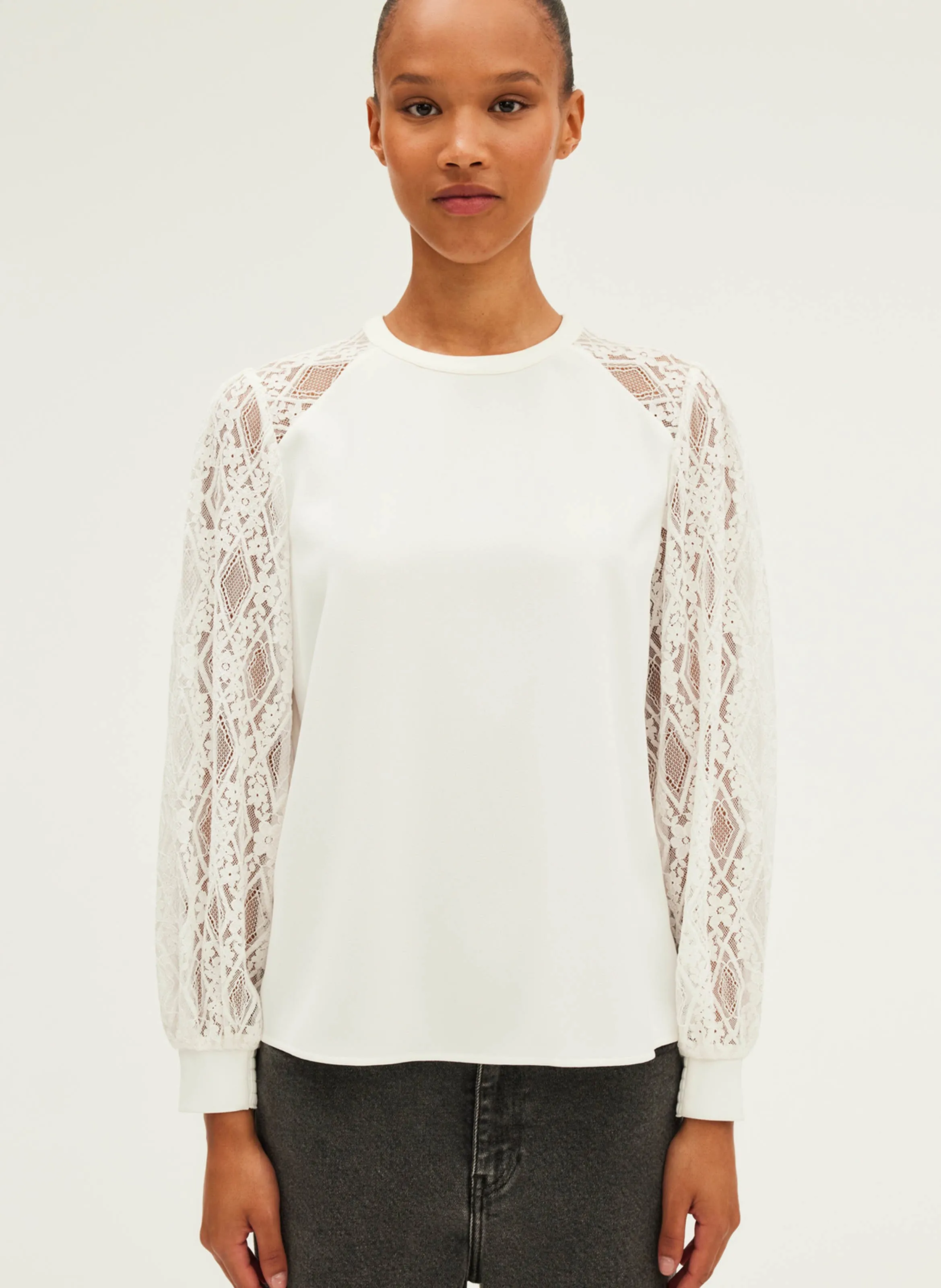 PABLO BRELLE  TOP CUELLO REDONDO RECTO DE ENCAJE EN BEIGE