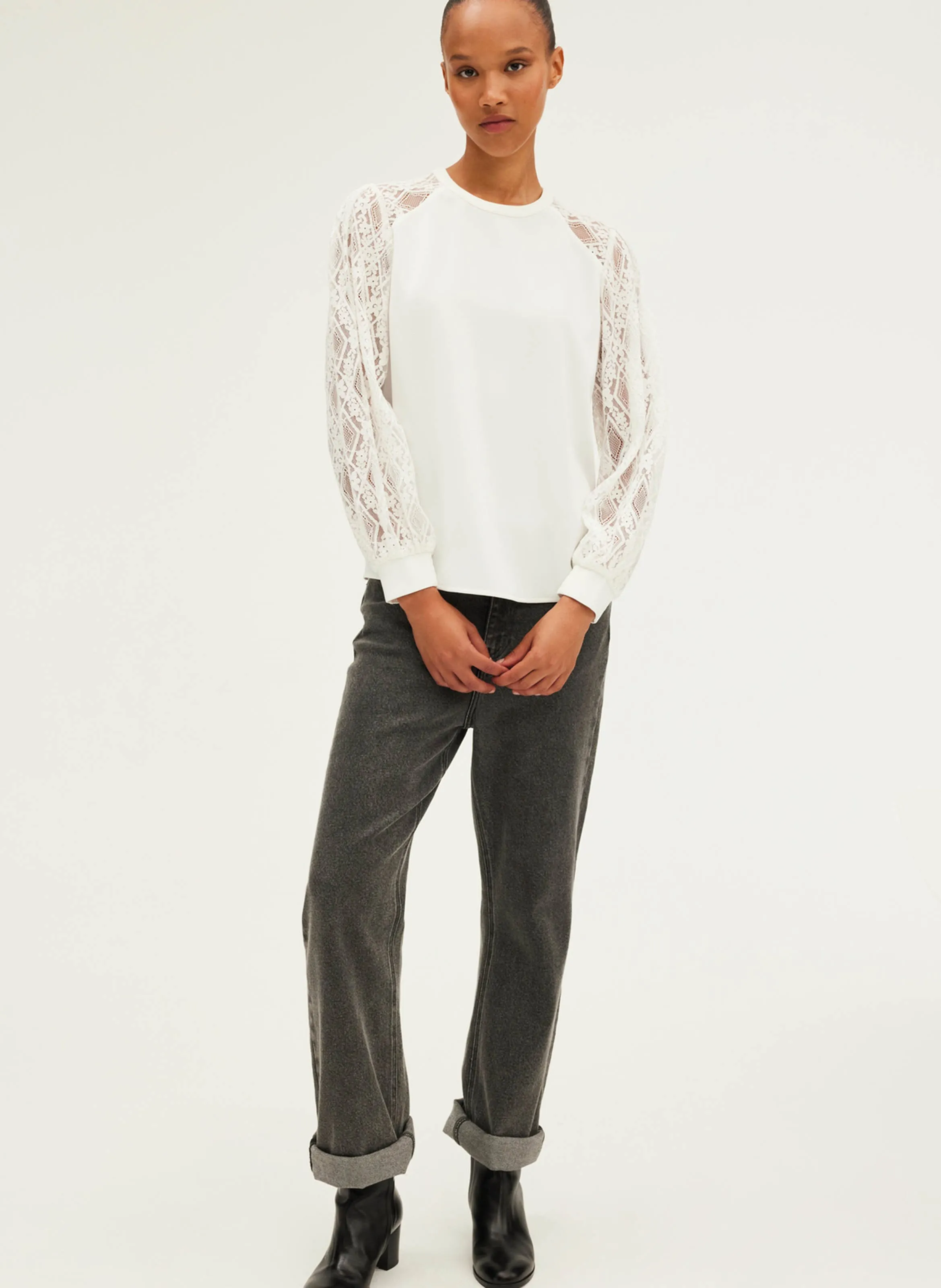 PABLO BRELLE  TOP CUELLO REDONDO RECTO DE ENCAJE EN BEIGE