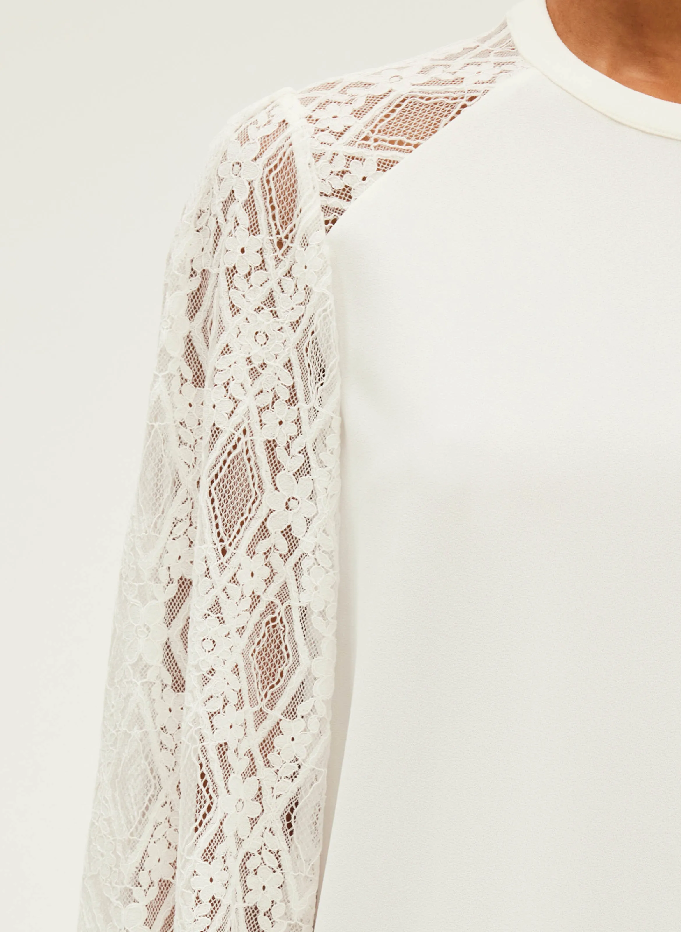PABLO BRELLE  TOP CUELLO REDONDO RECTO DE ENCAJE EN BEIGE