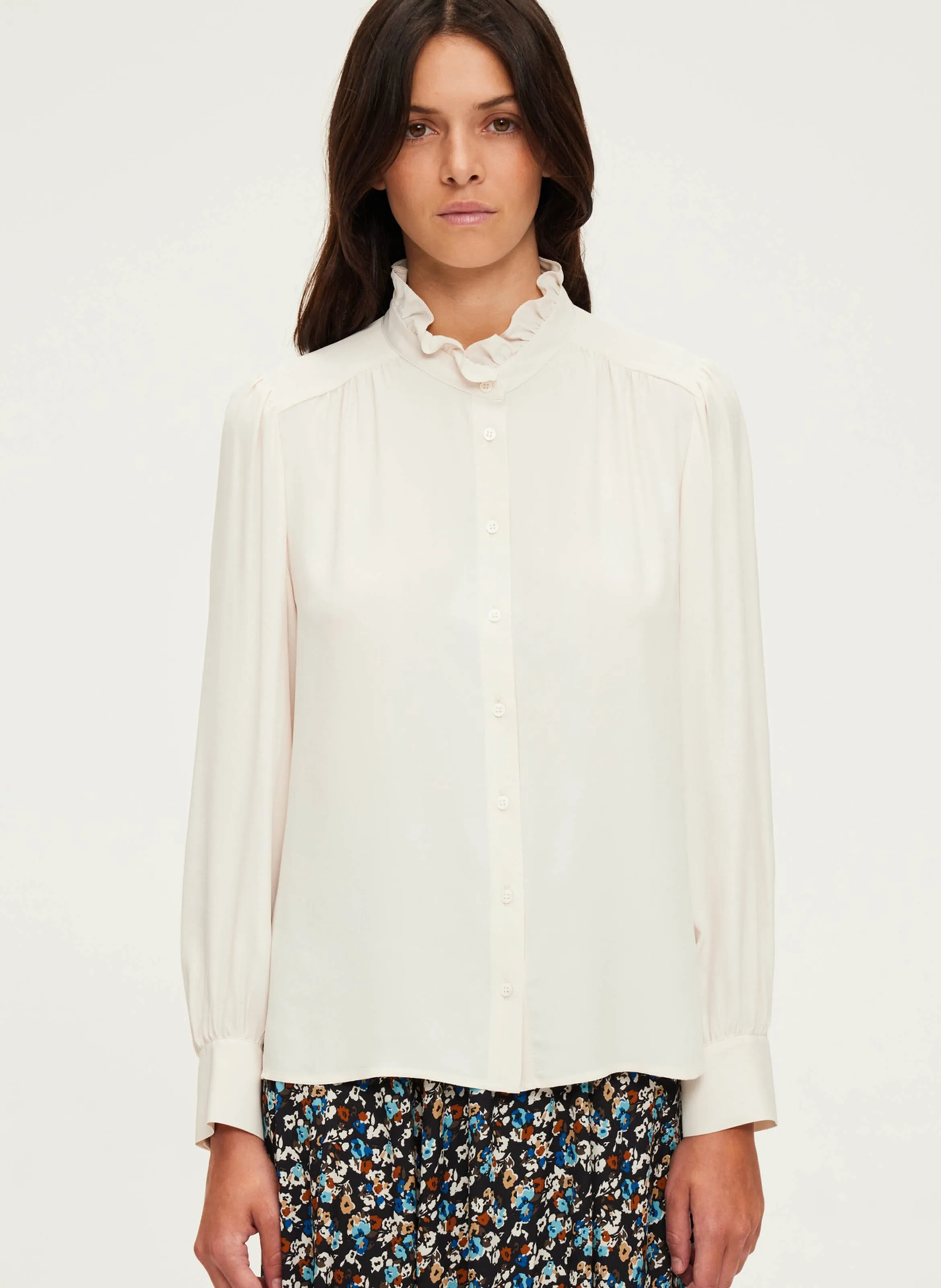 PABLO BRUNHILDE  CAMISA FLUIDA RECTA CUELLO ALTO EN BEIGE
