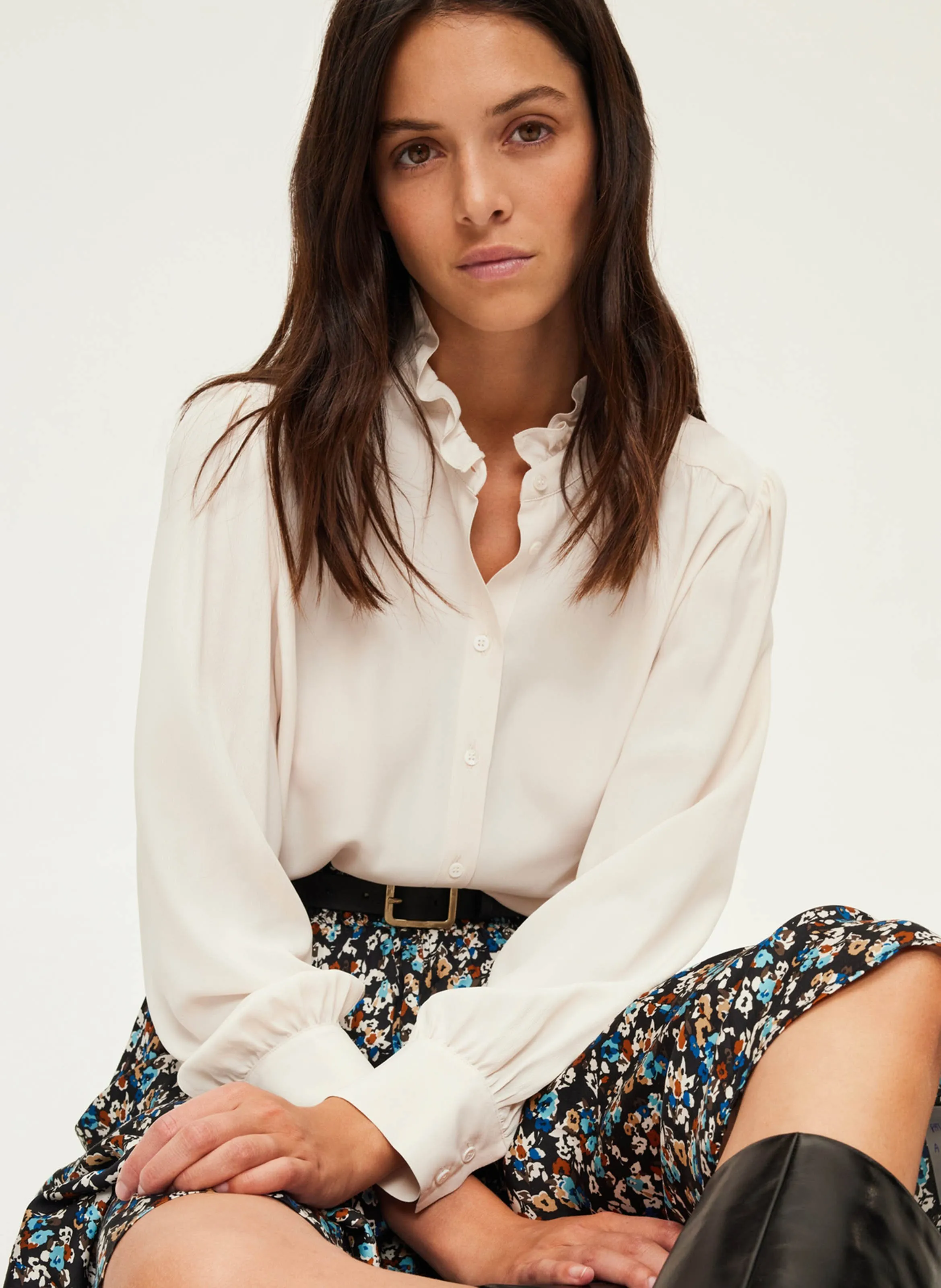 PABLO BRUNHILDE  CAMISA FLUIDA RECTA CUELLO ALTO EN BEIGE