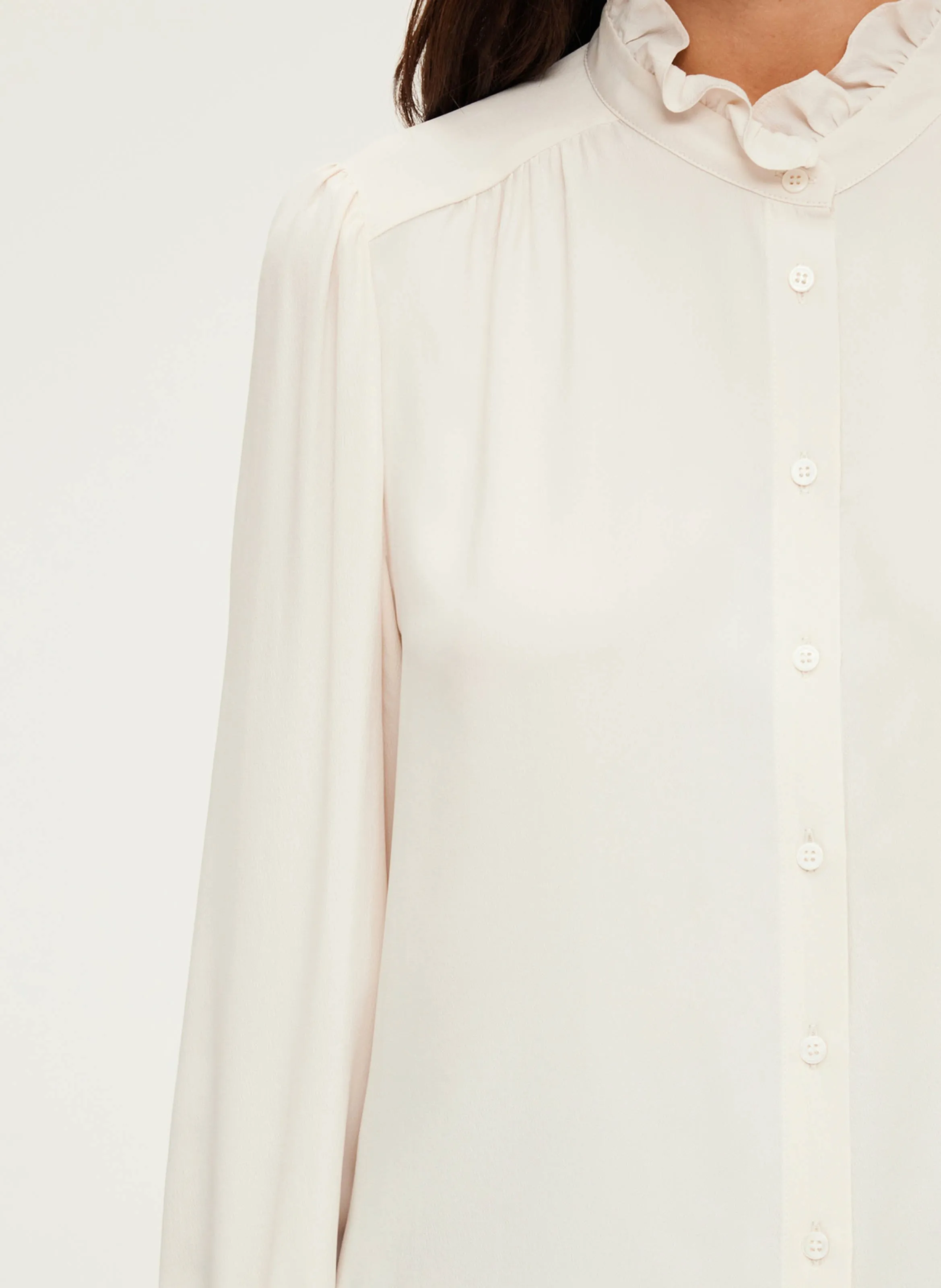 PABLO BRUNHILDE  CAMISA FLUIDA RECTA CUELLO ALTO EN BEIGE