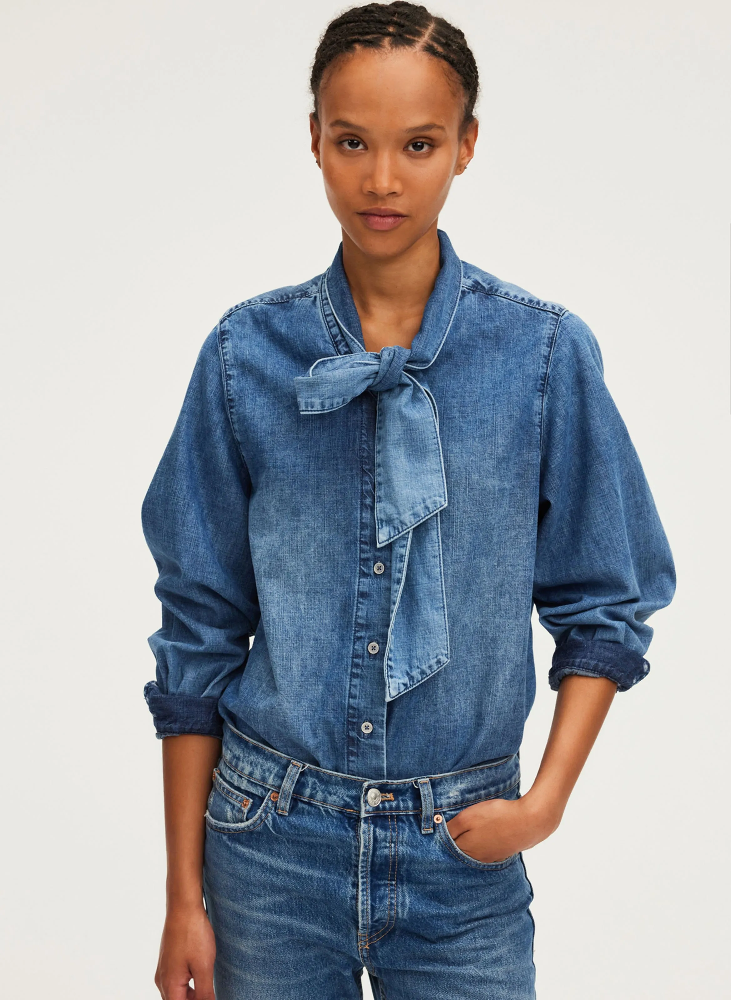 PABLO BRYONY  CAMISA CON CUELLO LAVALLIèRE DE DENIM DE ALGODóN EN AZUL