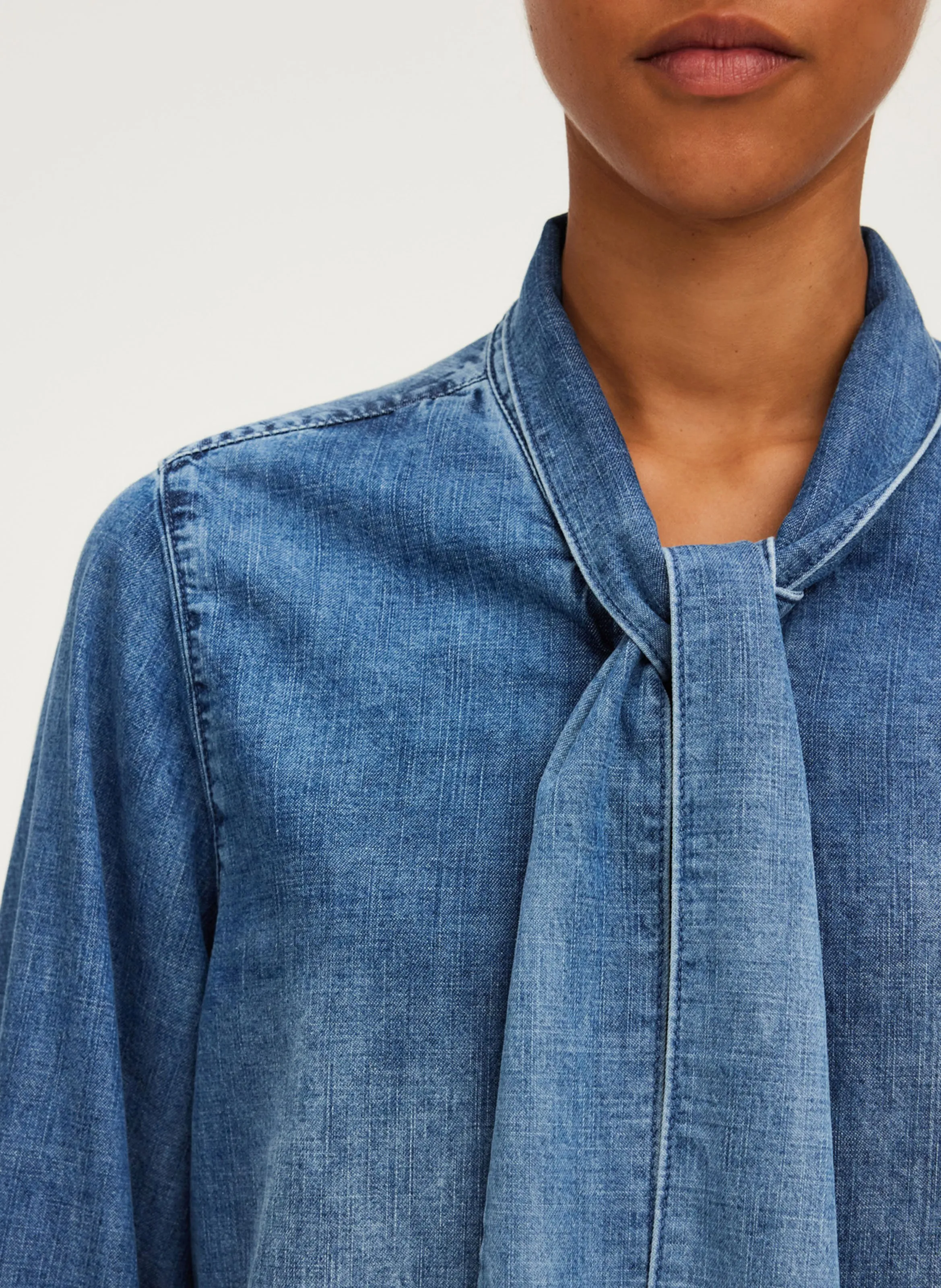 PABLO BRYONY  CAMISA CON CUELLO LAVALLIèRE DE DENIM DE ALGODóN EN AZUL