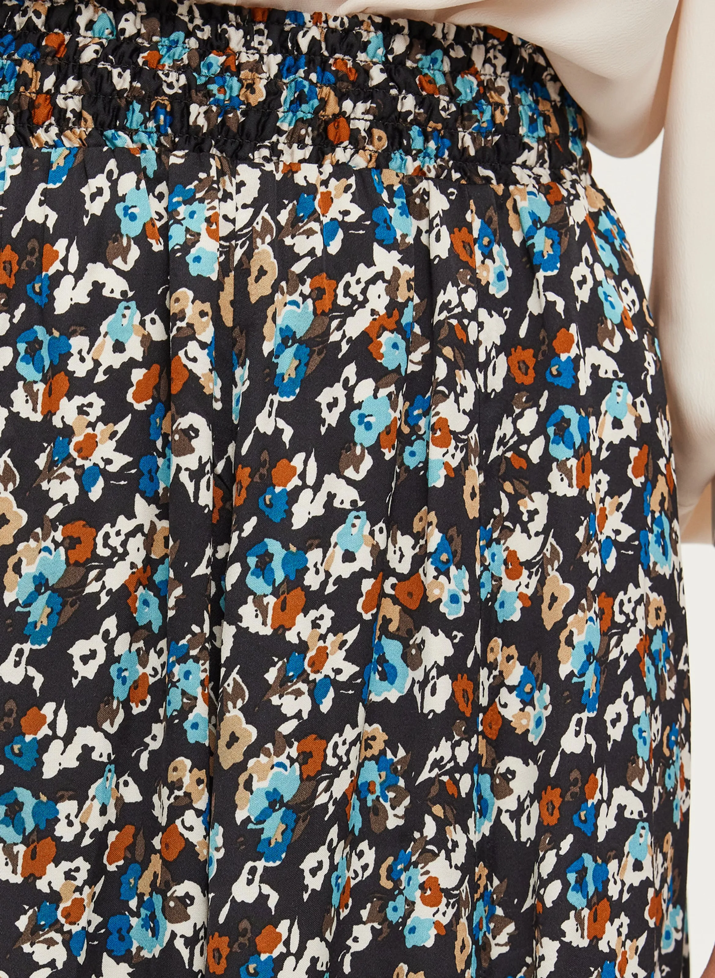 PABLO CERES  FALDA MIDI DE SATéN CON ESTAMPADO FLORAL EN NEGRO
