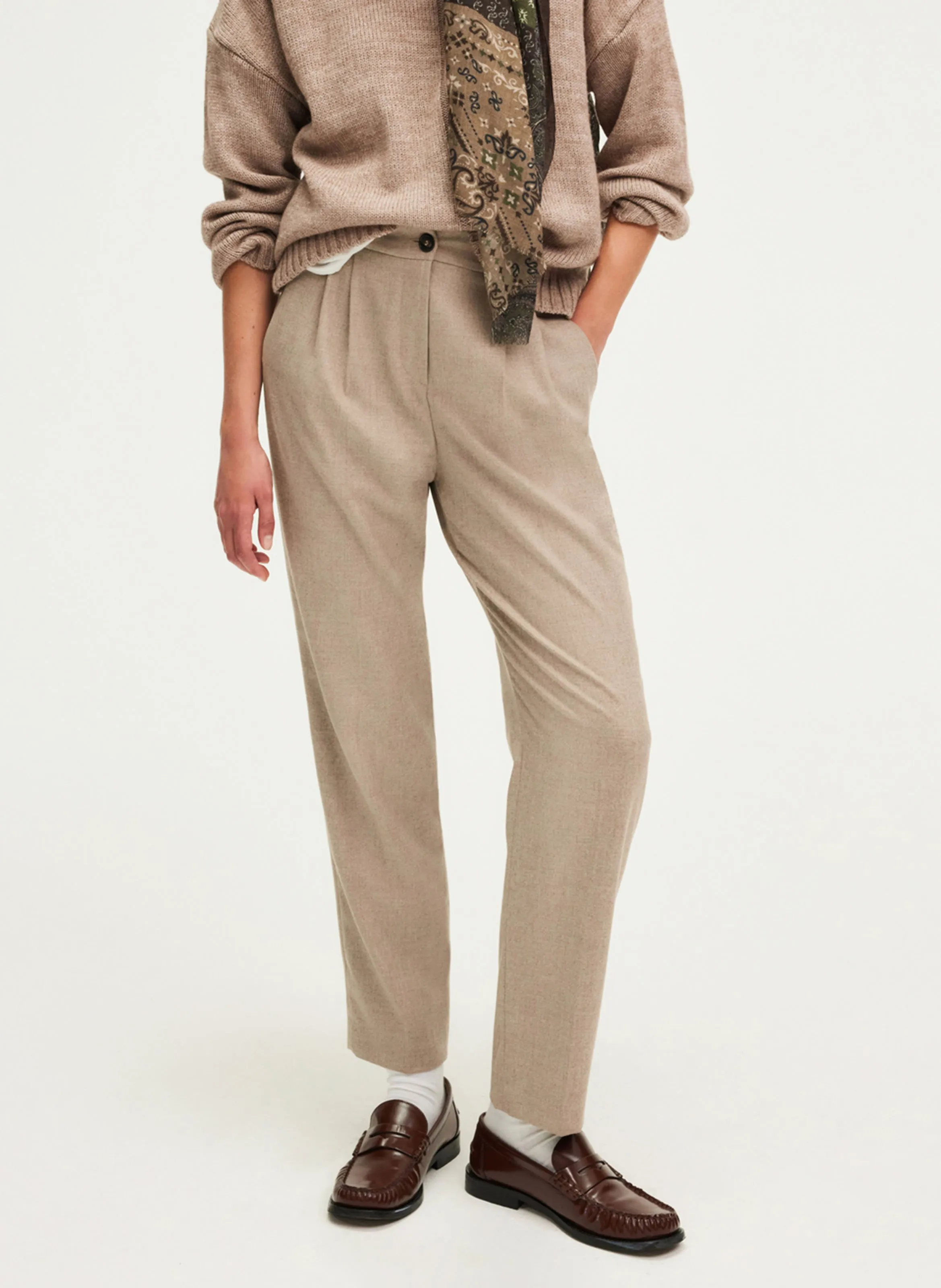 PABLO NAVA  PANTALóN DE PINZAS EN BEIGE