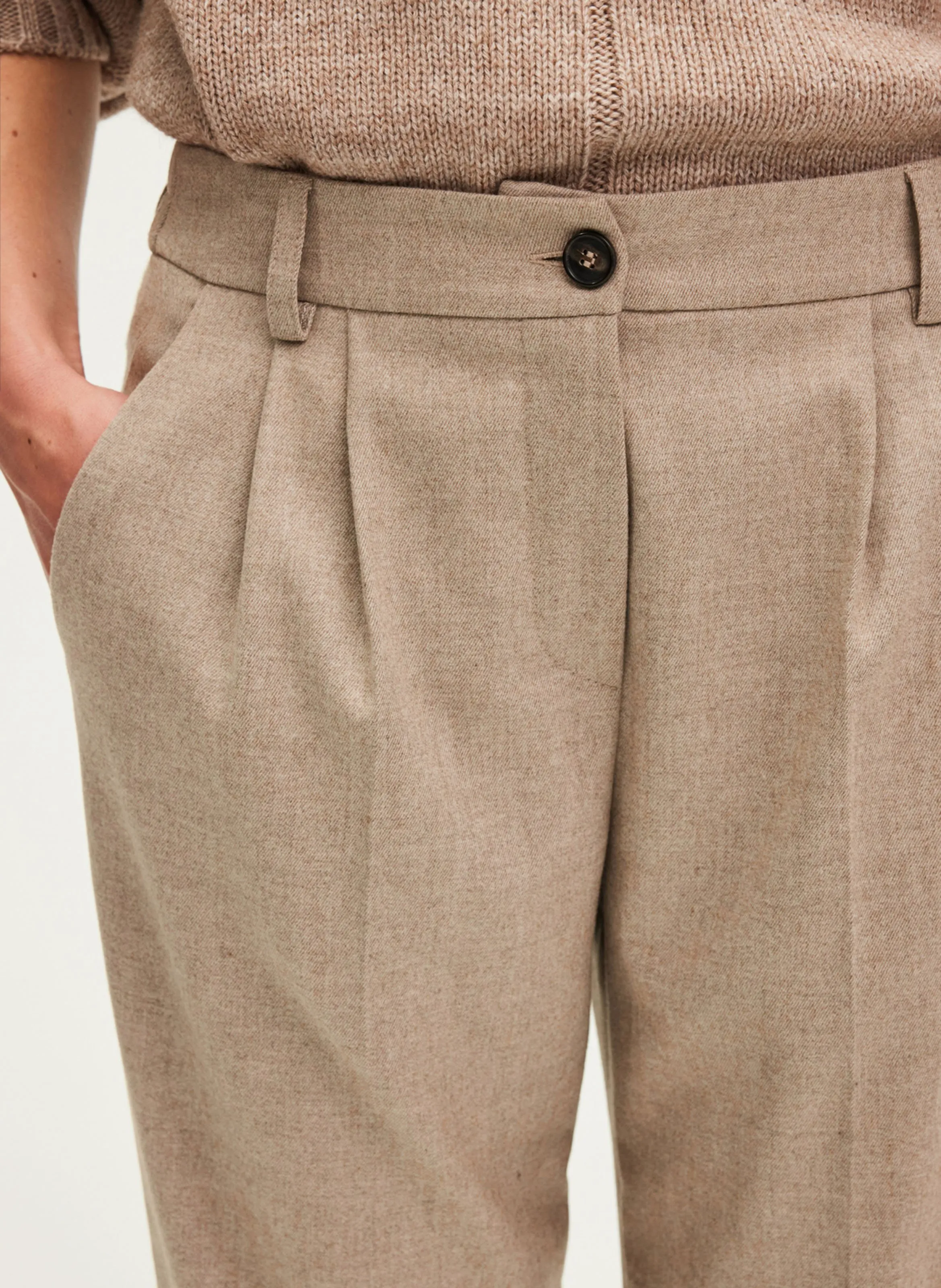 PABLO NAVA  PANTALóN DE PINZAS EN BEIGE