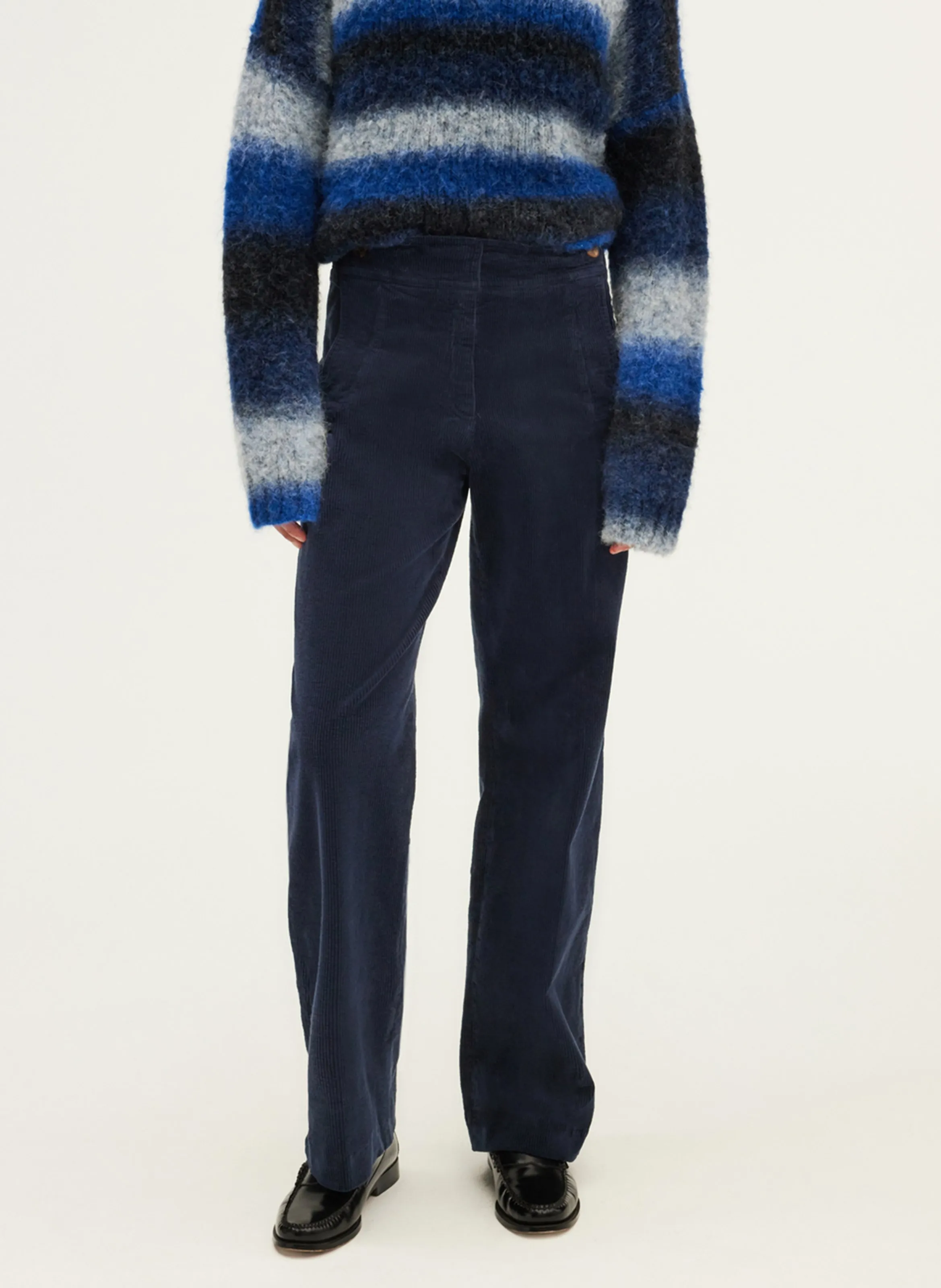 PABLO NUR  PANTALóN CHINO RECTO DE PANA EN AZUL