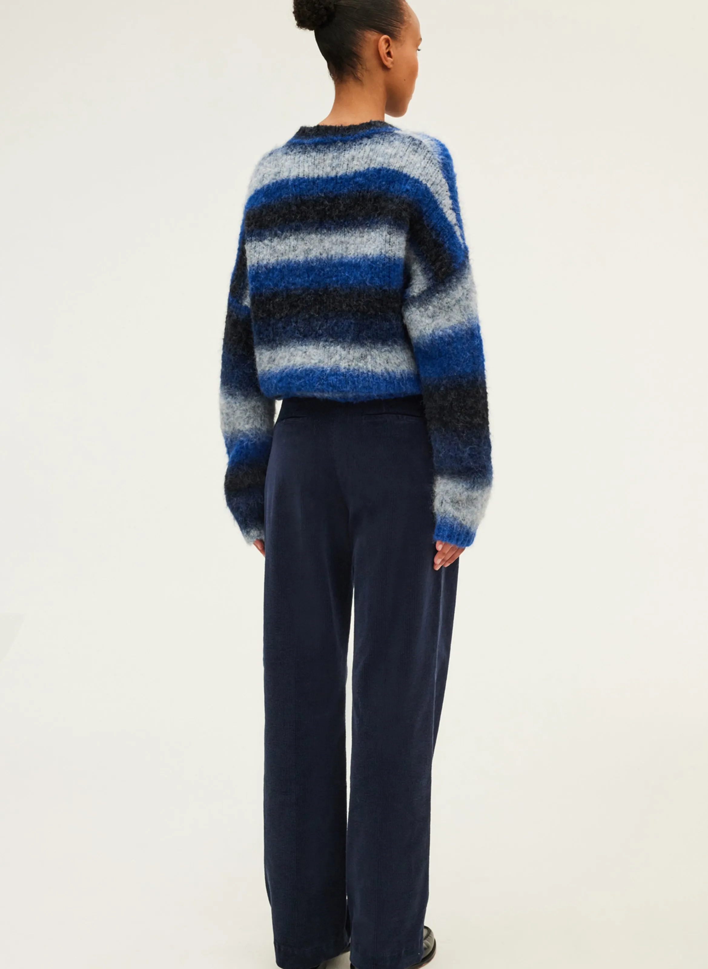 PABLO NUR  PANTALóN CHINO RECTO DE PANA EN AZUL