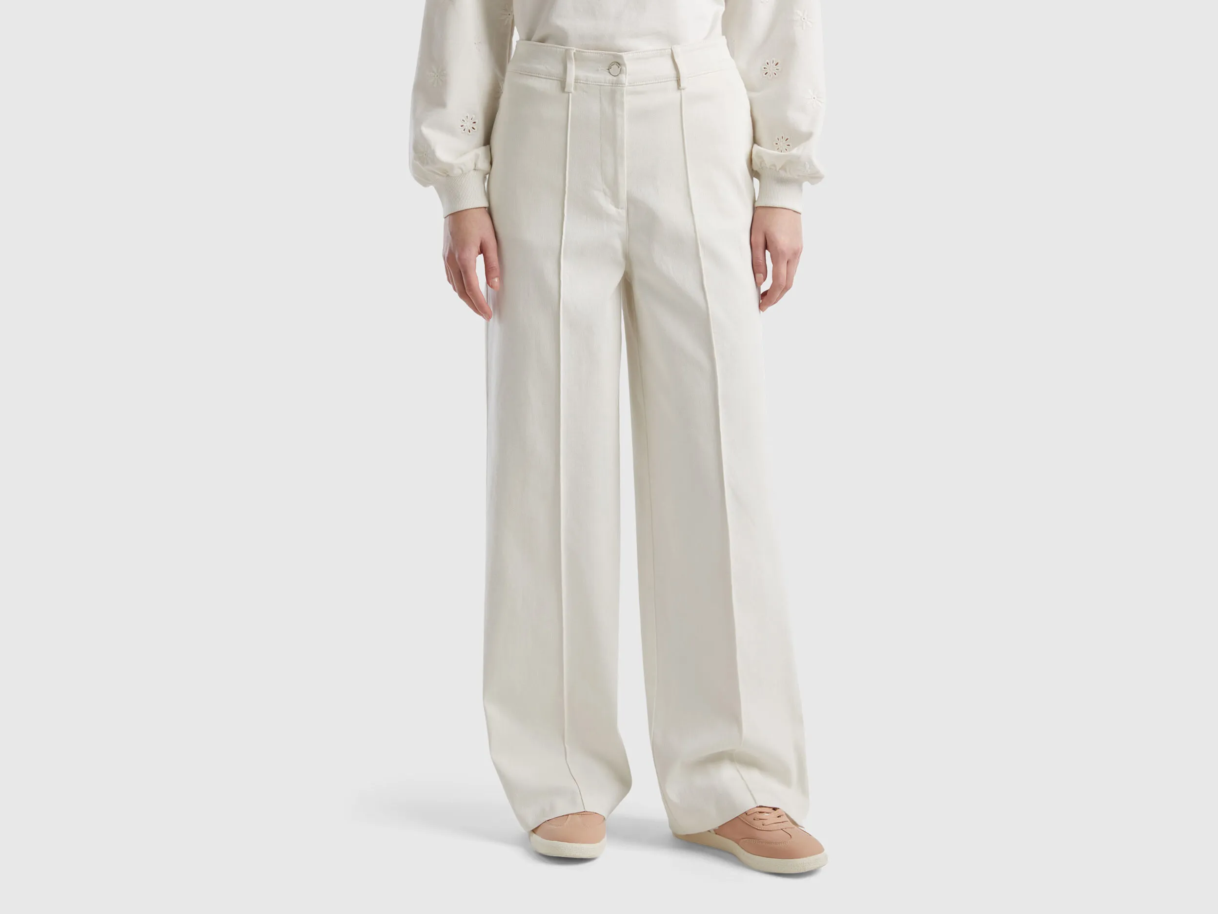Pantalón con pernera amplia
