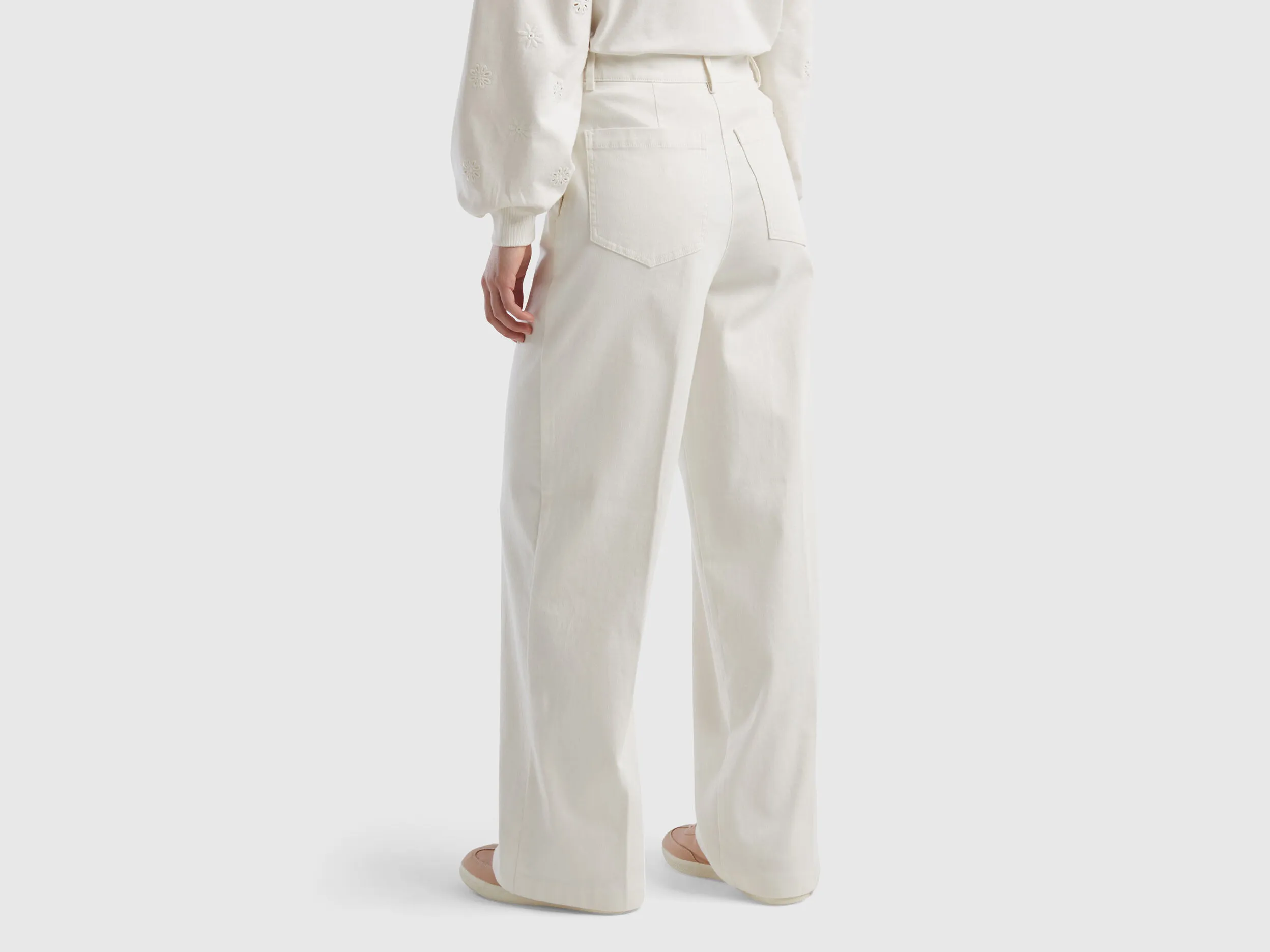 Pantalón con pernera amplia