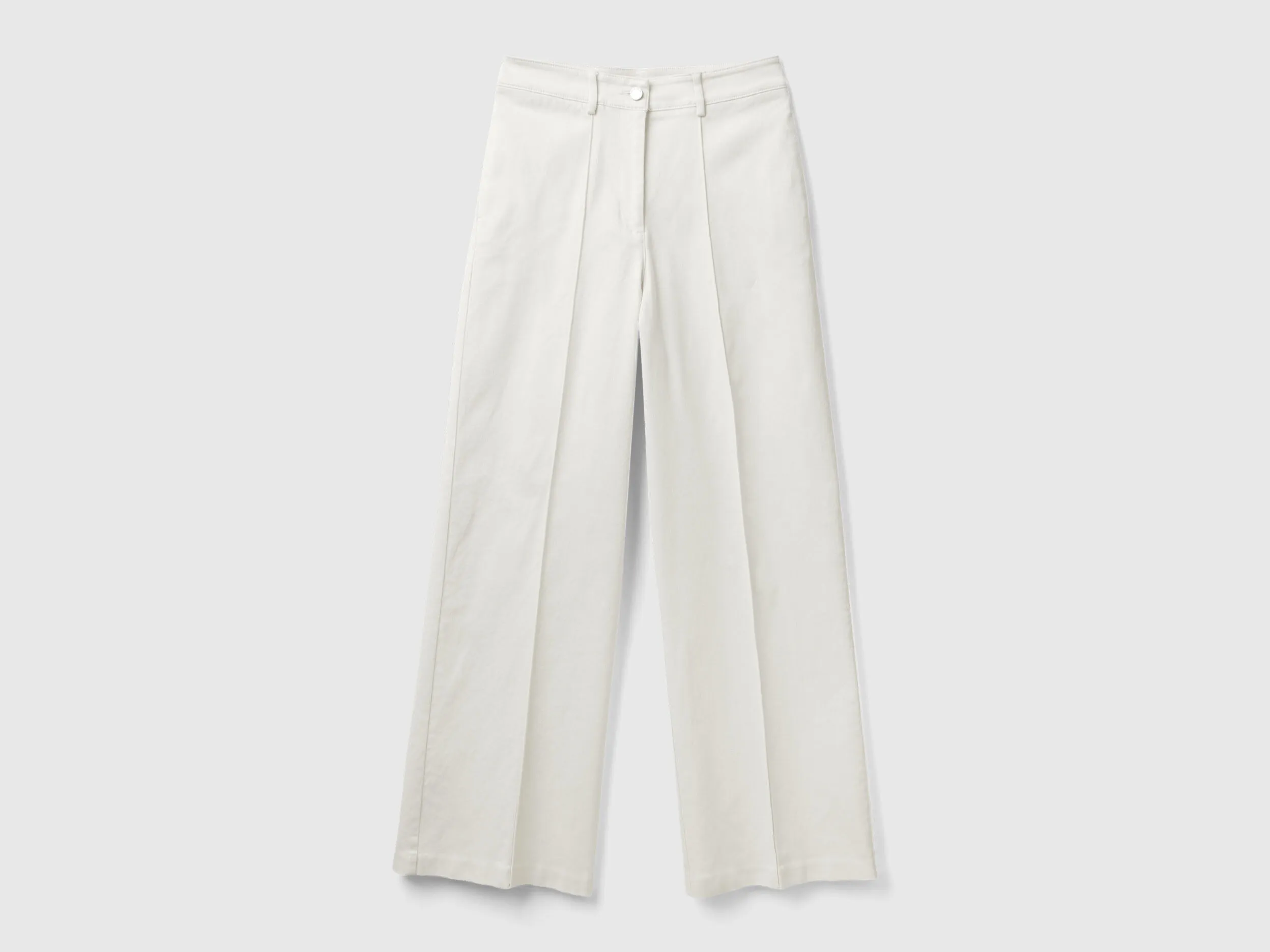 Pantalón con pernera amplia