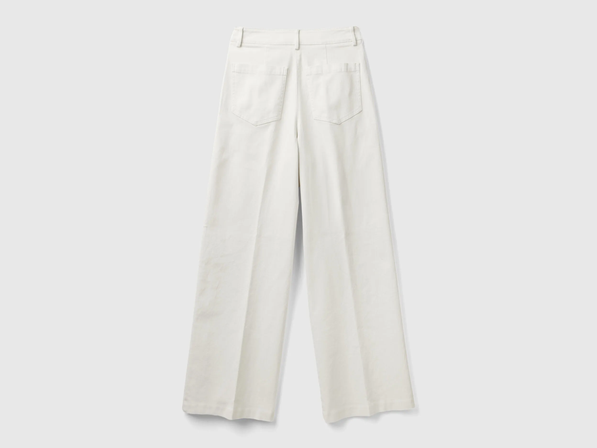 Pantalón con pernera amplia