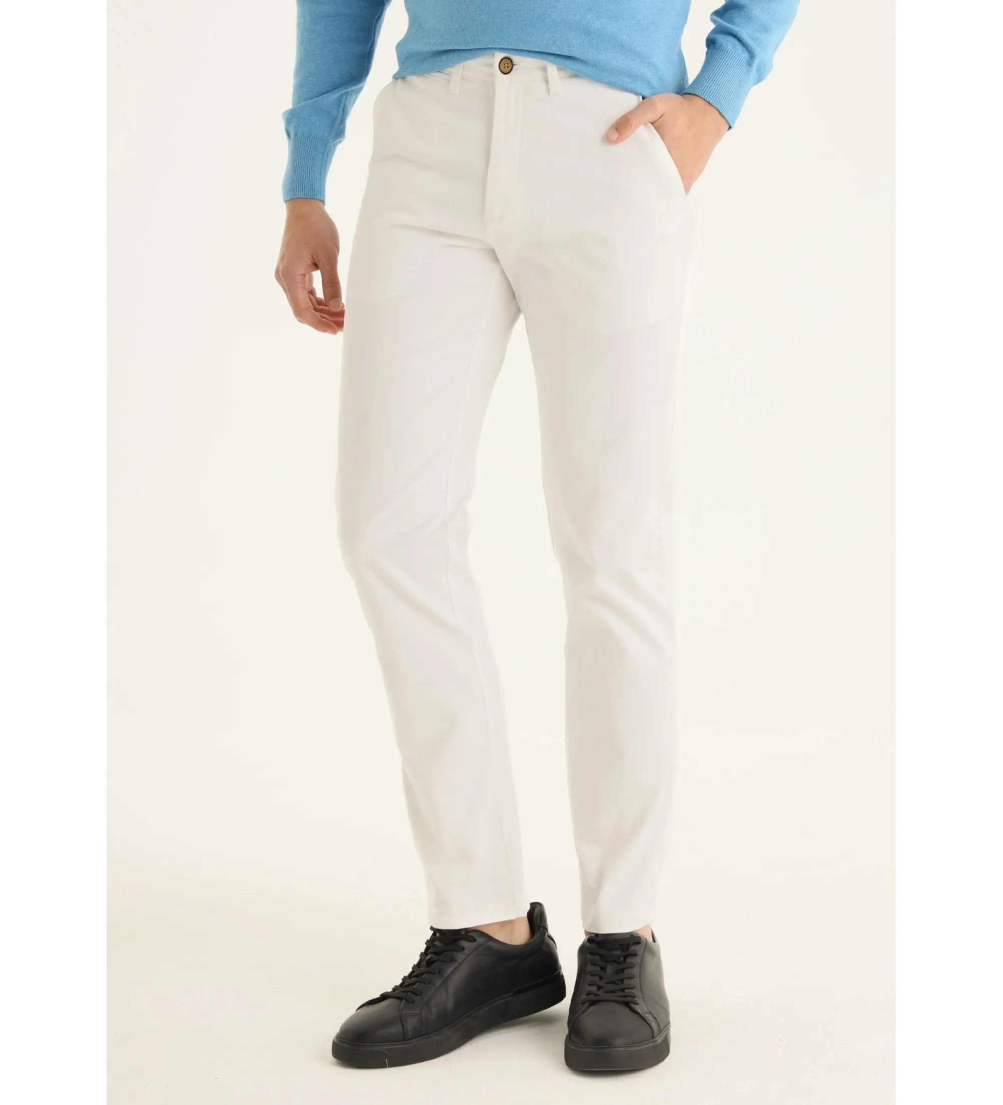 PANTALONES CHINO CAJA MEDIA  REGULAR ESTILO CLáSICO BLANCO