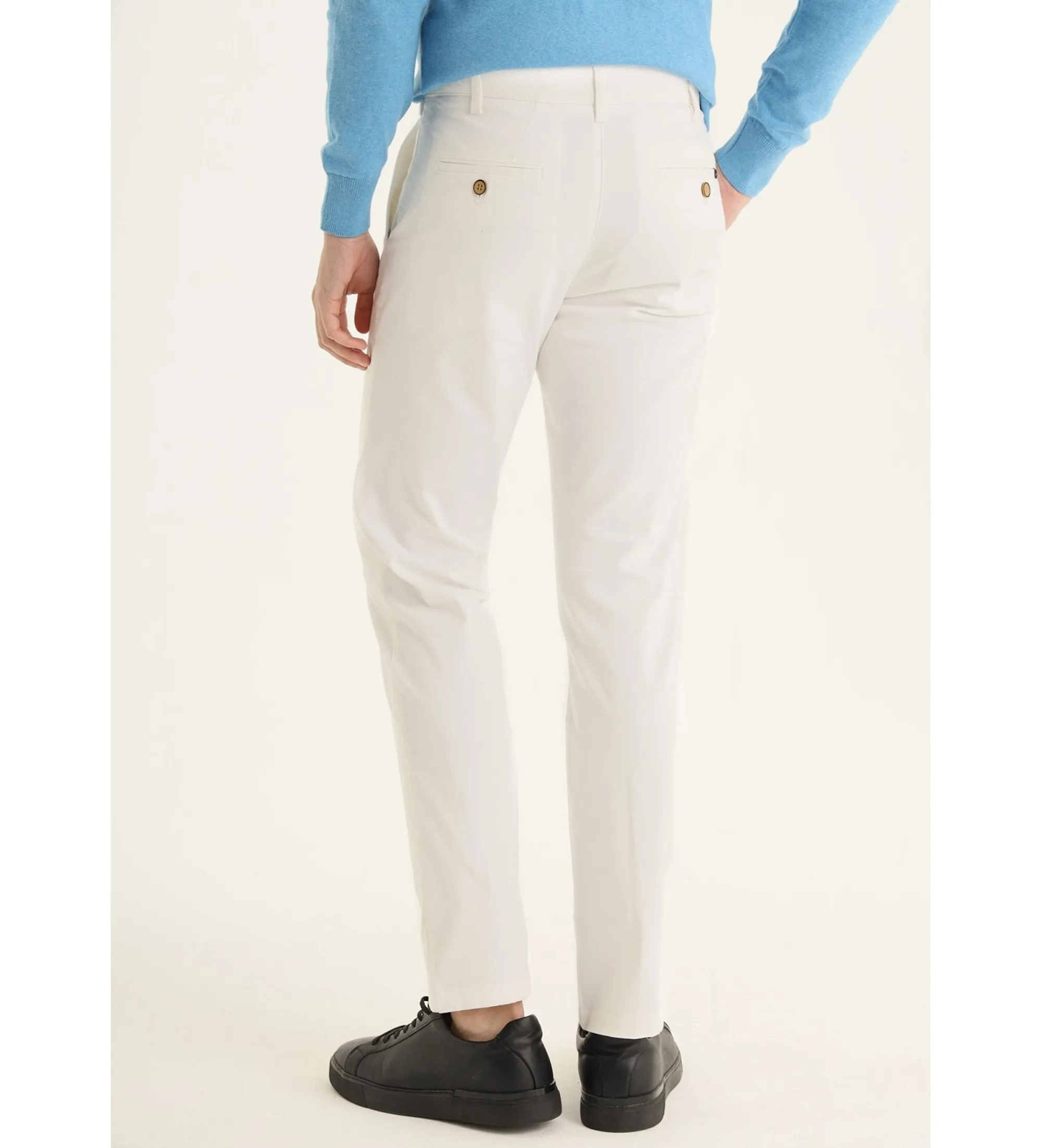 PANTALONES CHINO CAJA MEDIA  REGULAR ESTILO CLáSICO BLANCO