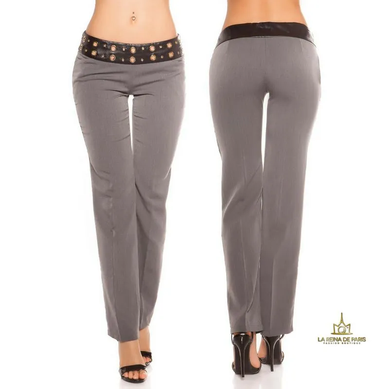 Pantalones rectos grises con cuero