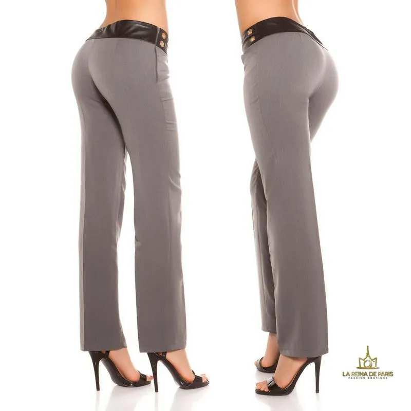 Pantalones rectos grises con cuero