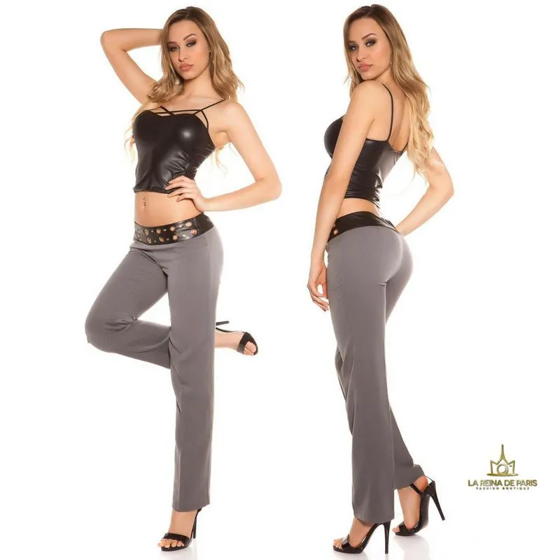 Pantalones rectos grises con cuero